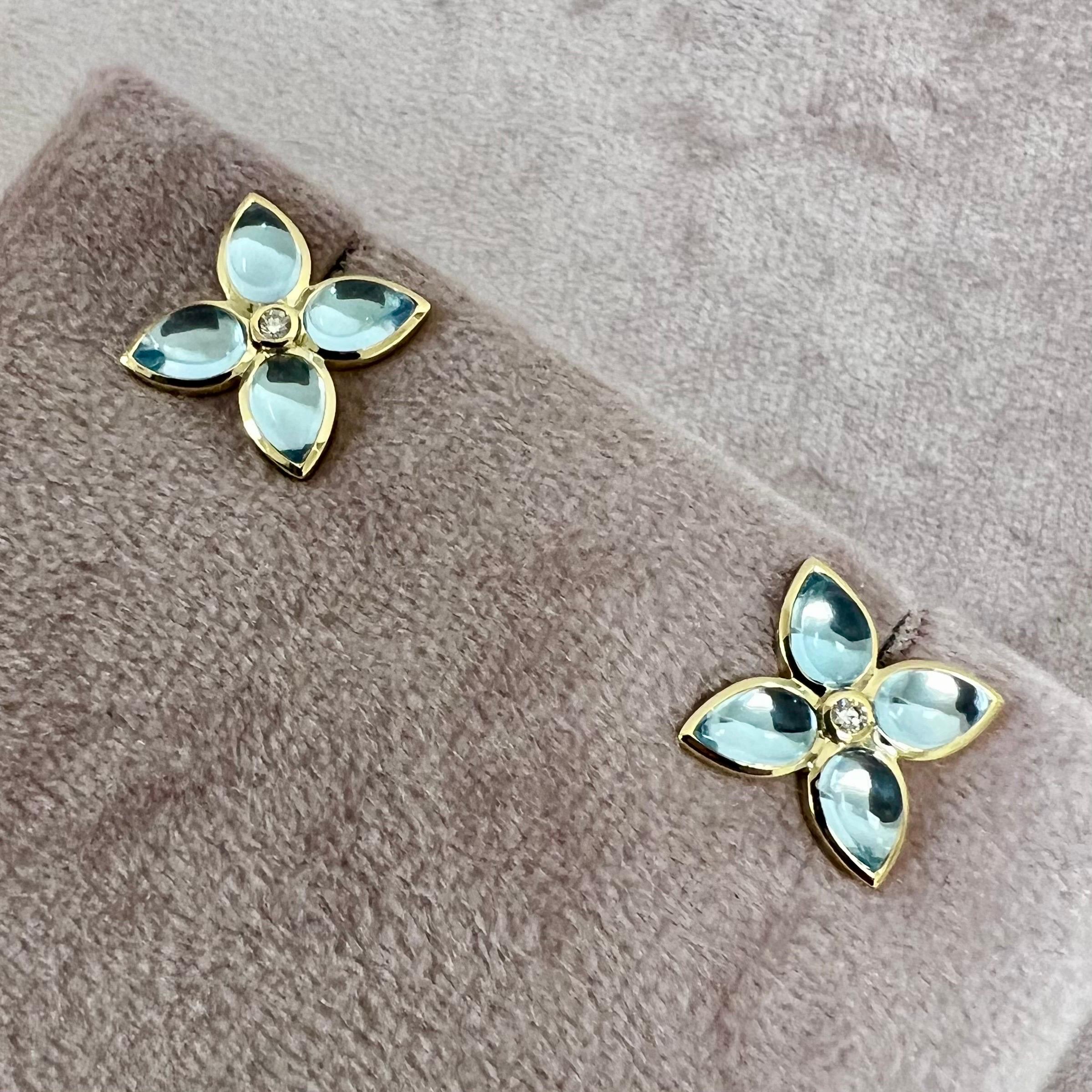 Contemporaneo Borchie a fiore in oro giallo Syna con Topazio blu e diamanti in vendita