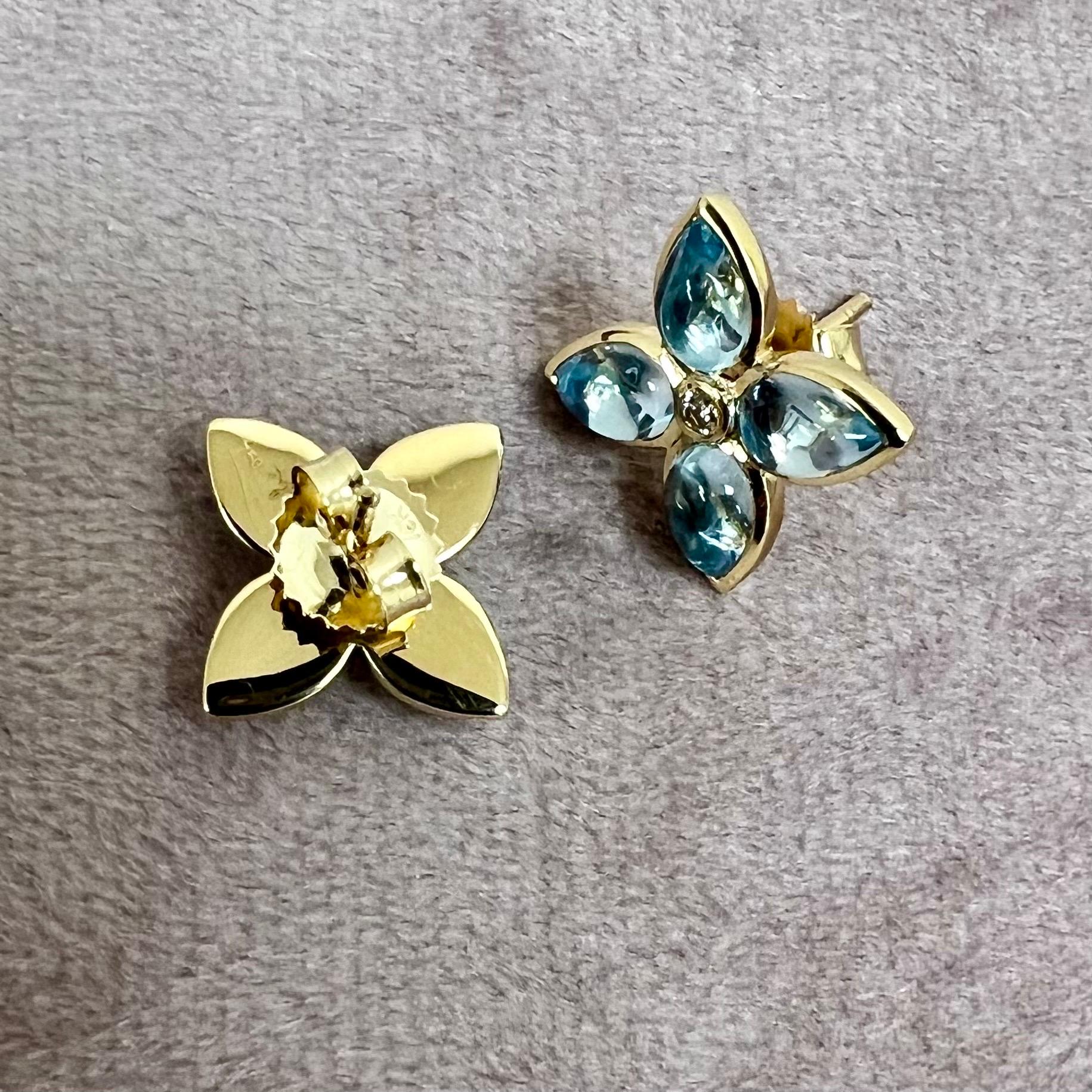 Taglio misto Borchie a fiore in oro giallo Syna con Topazio blu e diamanti in vendita