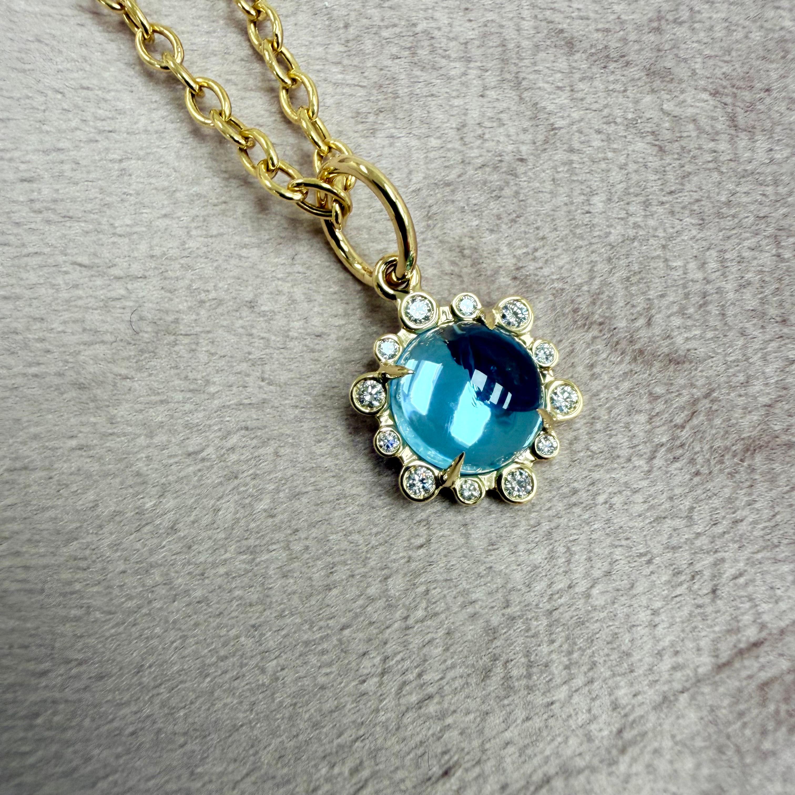 Creato in oro giallo 18 carati
Topazio blu 2.50 carati circa.
Diamanti 0.10 carati circa.
Catena venduta separatamente
Edizione limitata




 Informazioni sui designer ~ Dharmesh & Namrata

Traendo ispirazione dalle piccole cose, Dharmesh & Namrata