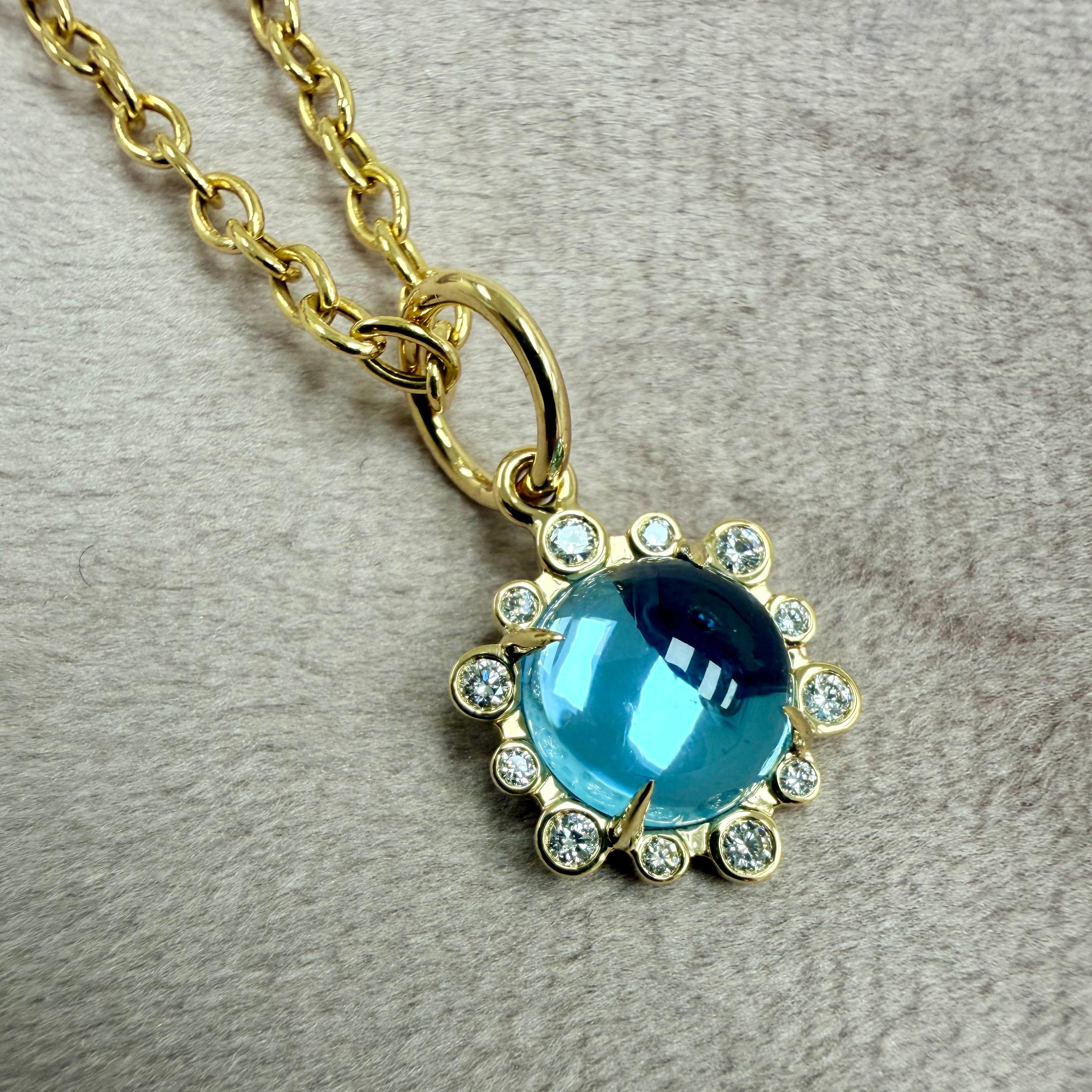 Taglio misto Ciondolo esagonale in oro giallo Syna con topazio blu e diamanti in vendita