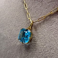 Colgante de oro amarillo Syna con topacio azul