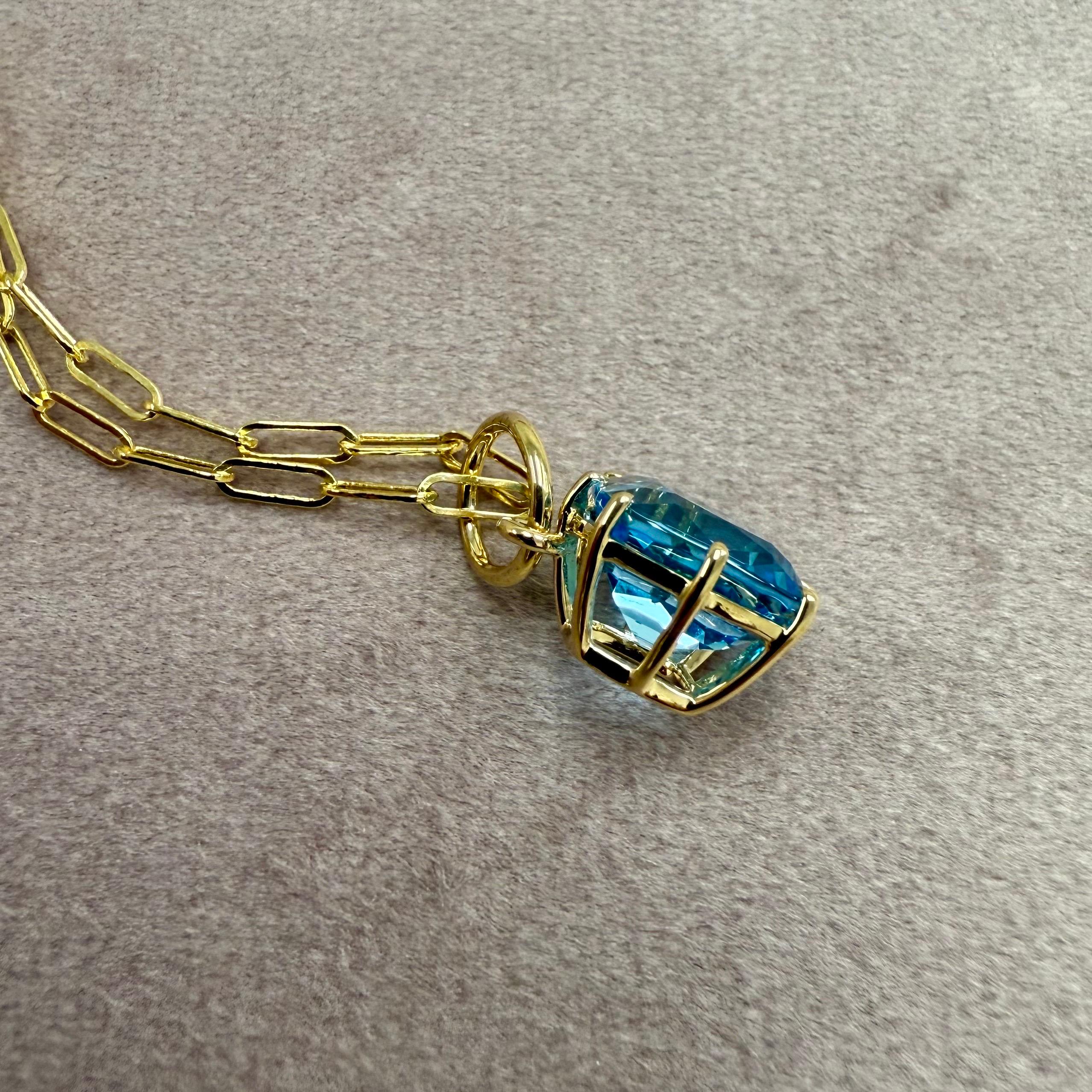 Contemporain Pendentif Syna en or jaune et topaze bleue en vente