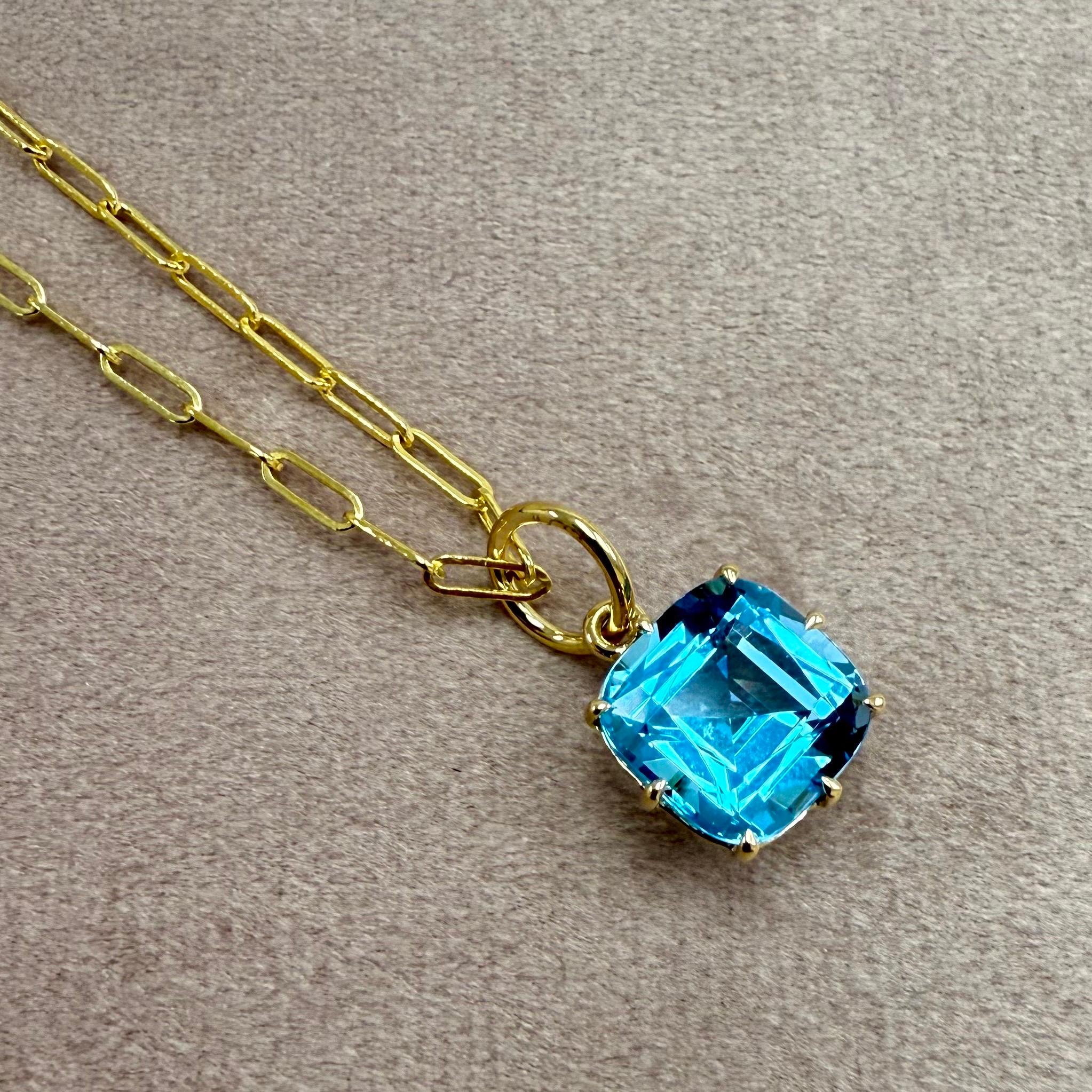 Pendentif Syna en or jaune et topaze bleue Pour femmes en vente