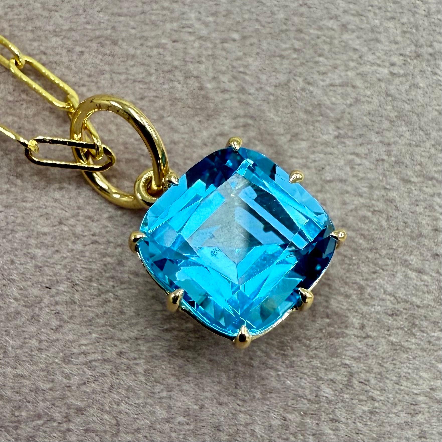Pendentif Syna en or jaune et topaze bleue en vente 1