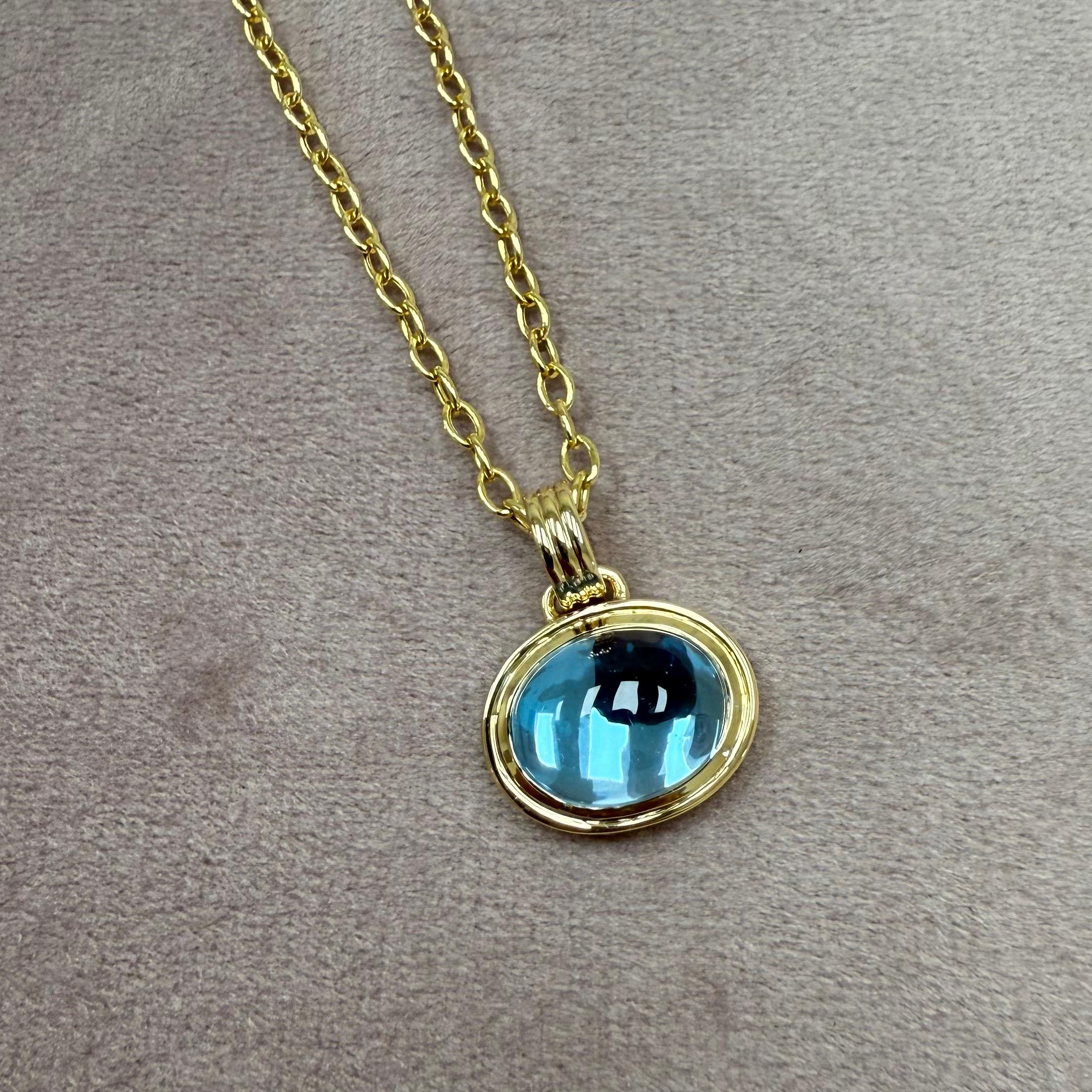 Contemporain Syna Collier à pendentif en or jaune Topaze bleue en vente
