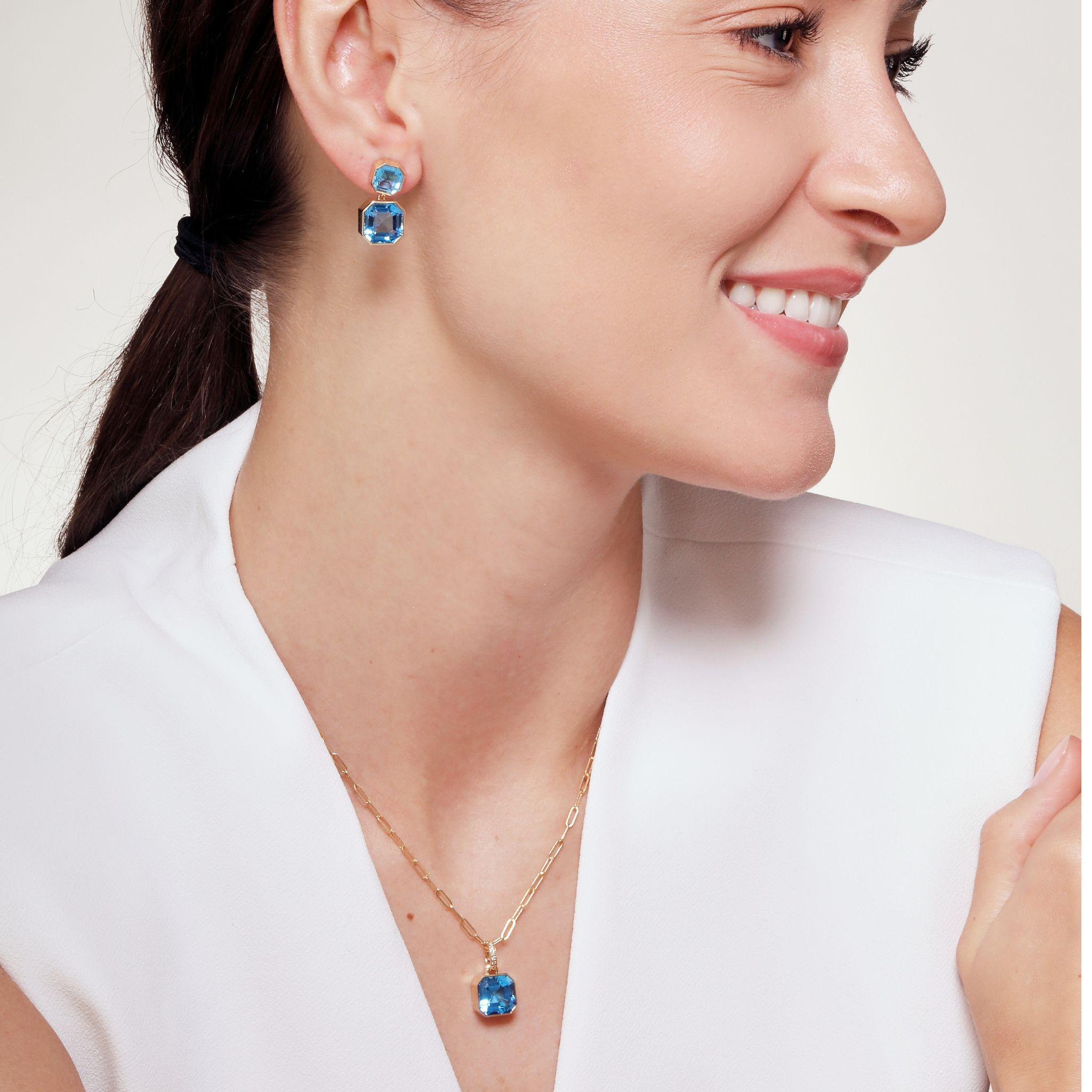 Hergestellt aus 18 Karat Gelbgold
Blauer Topas, ca. 5.50 Karat.
Diamanten ca. 0.03 Karat.
18 Zoll Büroklammerkette




 Über die Designer ~ Dharmesh & Namrata

Dharmesh & Namrata Kothari haben sich von kleinen Dingen inspirieren lassen und eine