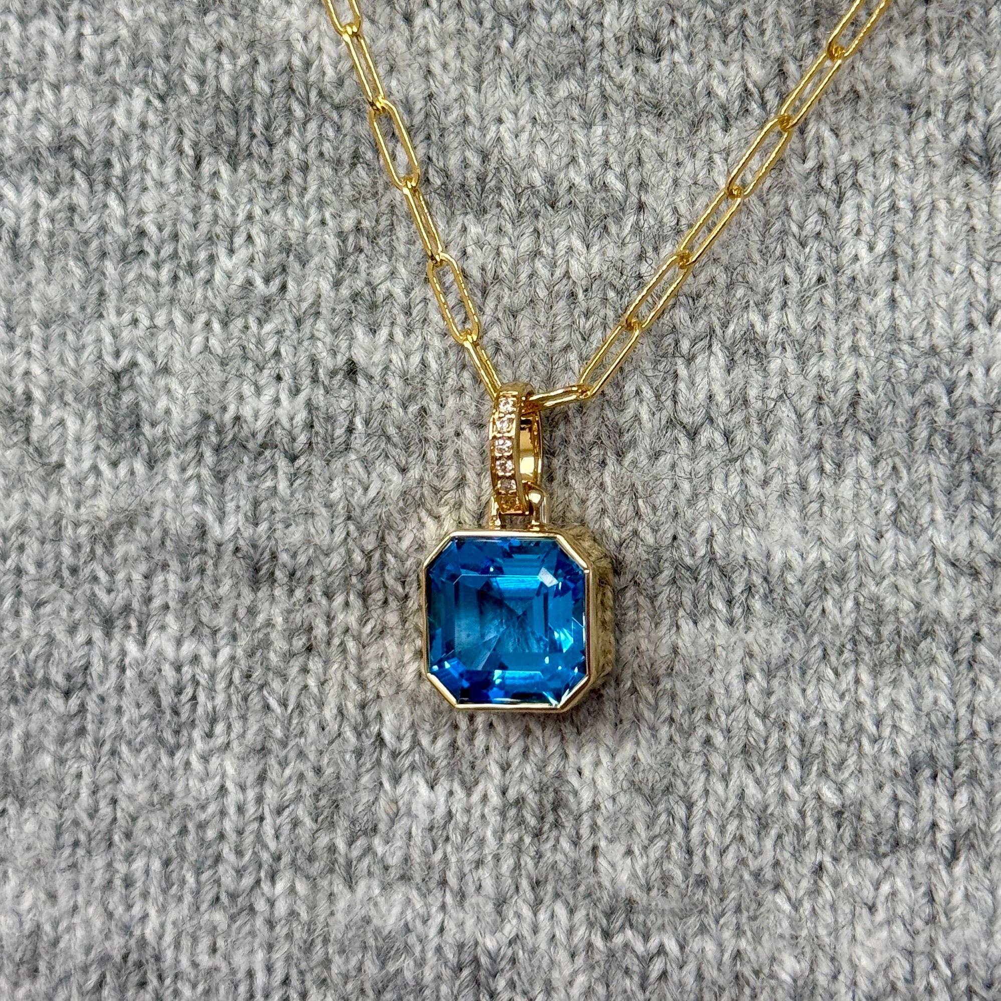 Syna Yellow Gold Blue Topaz Pendant Necklace with Diamonds Neuf - En vente à Fort Lee, NJ