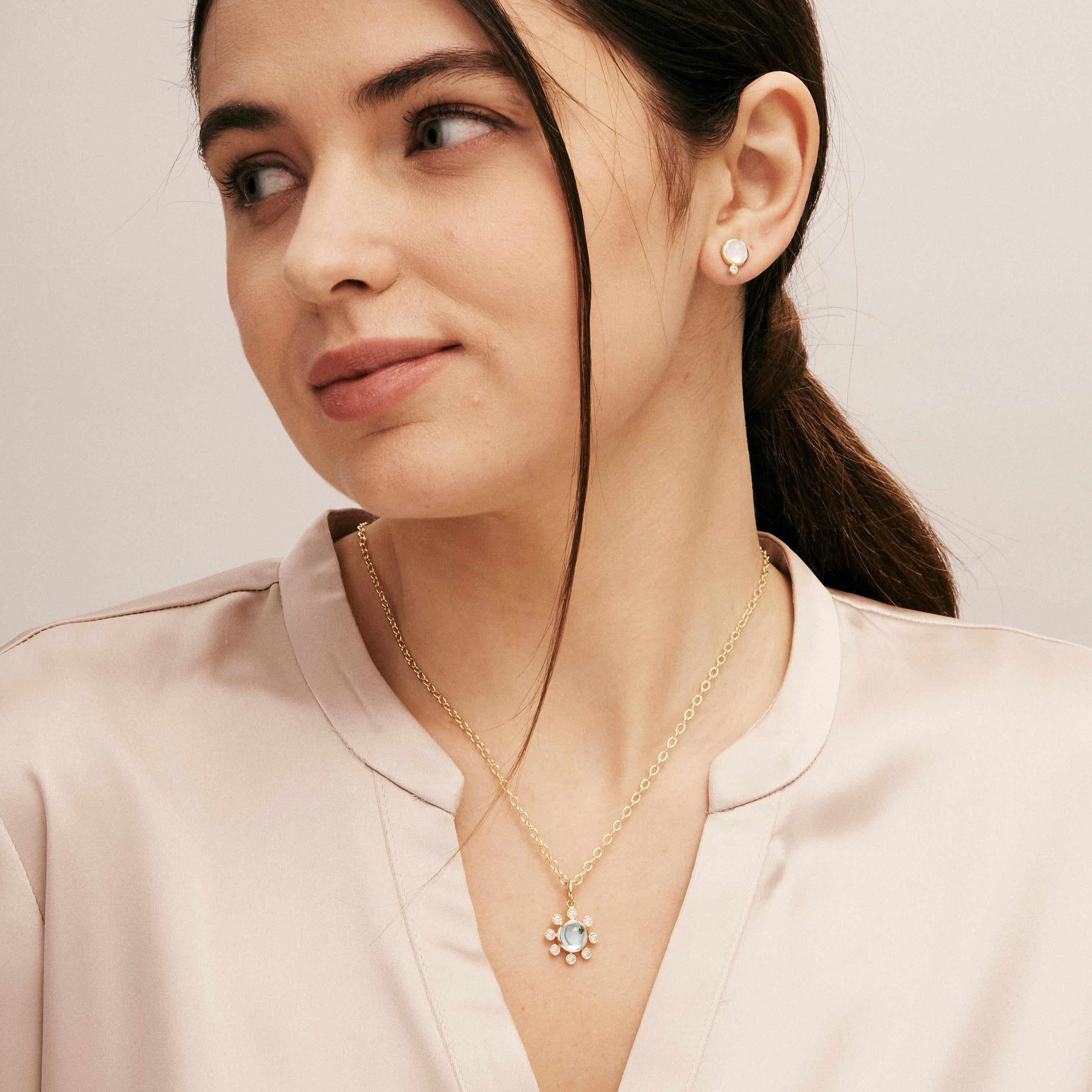 Contemporain Pendentif Syna en or jaune et topaze bleue avec diamants en vente