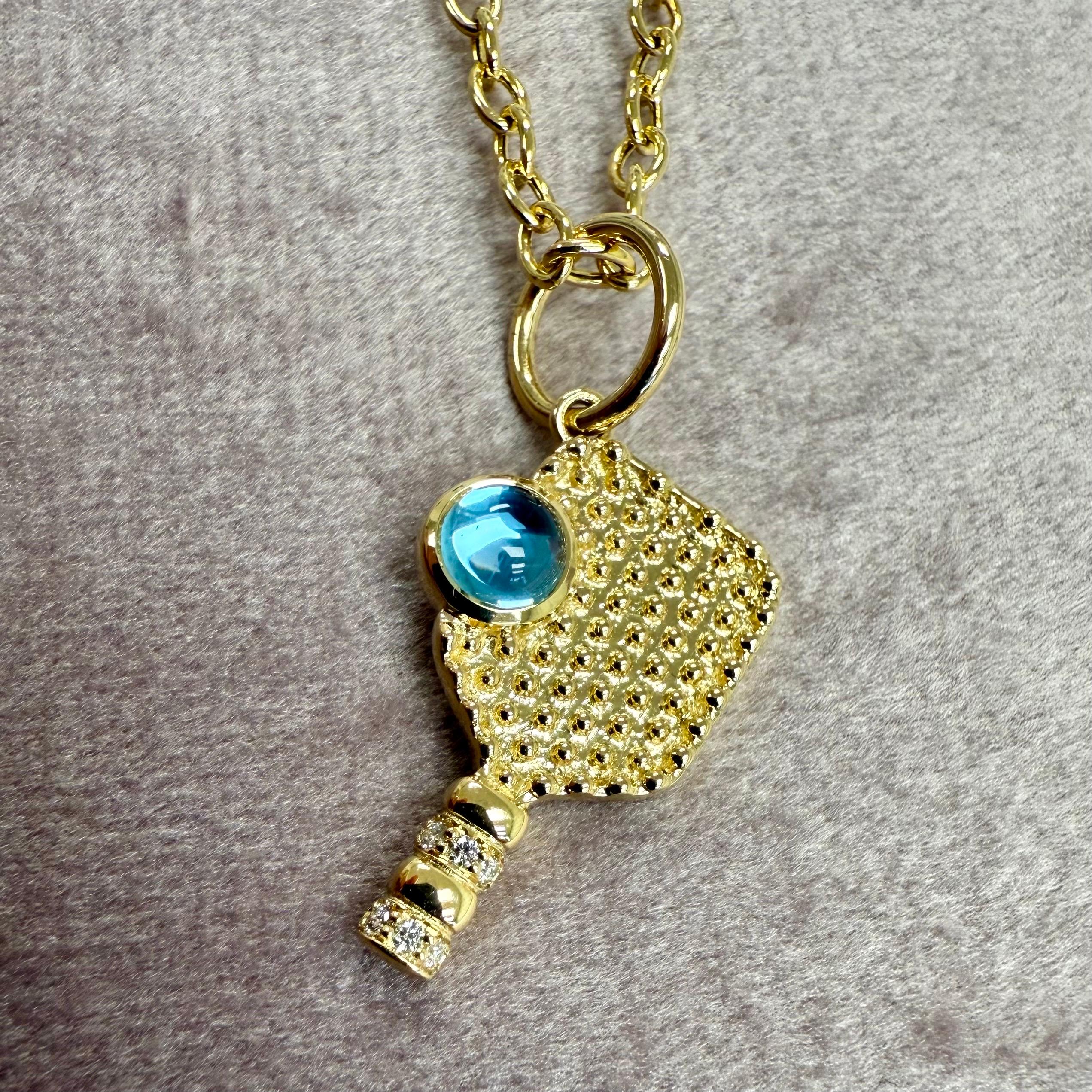 Taglio misto Ciondolo Charm Pickleball in oro giallo Syna con topazio blu e diamanti in vendita