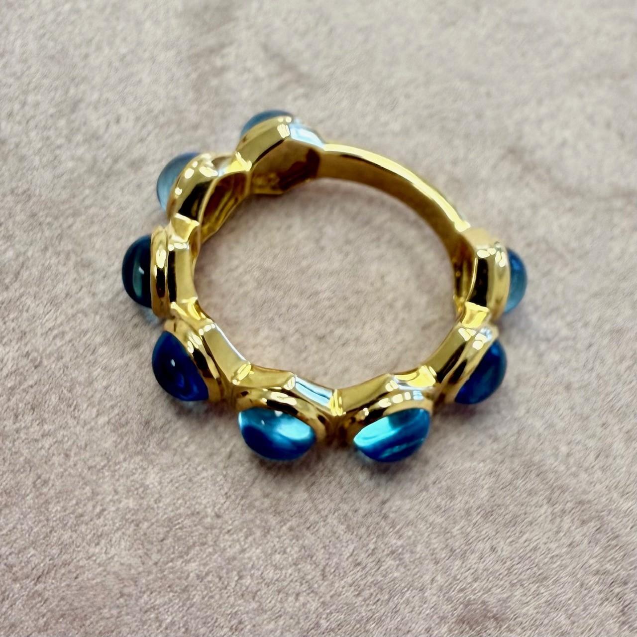 Taglio rotondo Anello Syna in oro giallo con topazio blu in vendita
