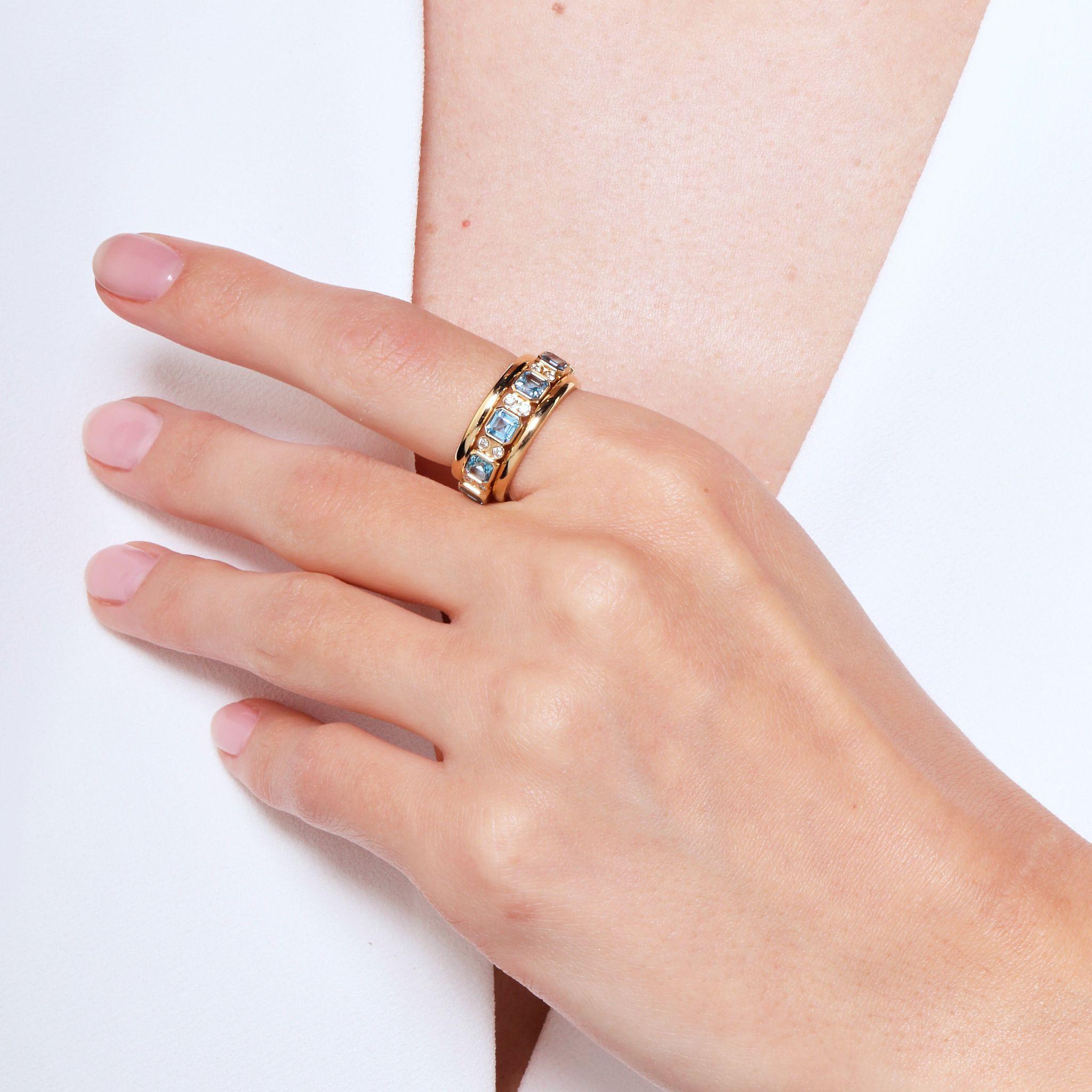 Contemporaneo Anello Syna in oro giallo e topazio blu con diamanti in vendita