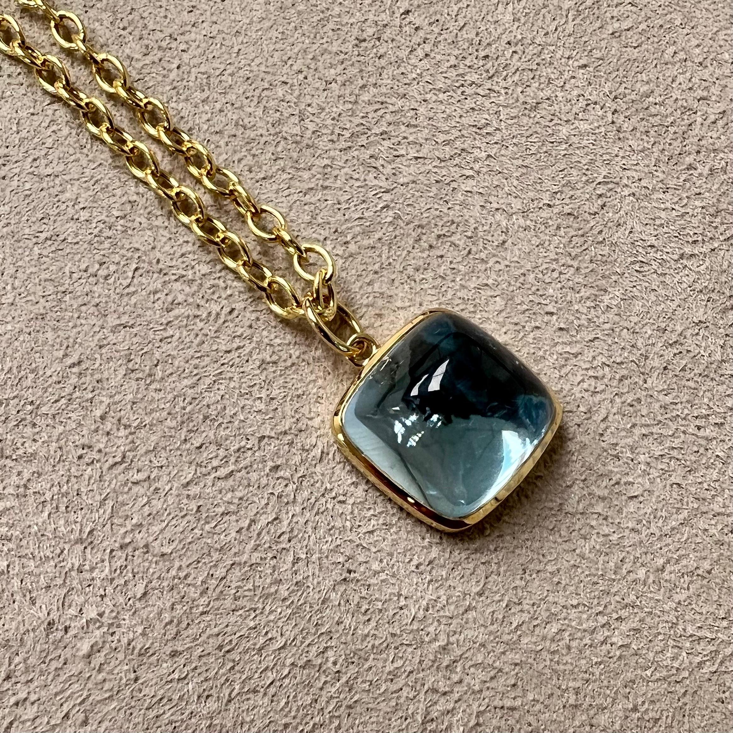 Créé en or jaune 18 carats
Topaze bleue 12 carats environ.
Chaîne vendue séparément 

Offrez-vous un peu de douceur avec ce pendentif pain de sucre en topaze bleue ! Réalisé en or jaune 18 carats, il est orné d'une topaze bleue de 12 carats pour une
