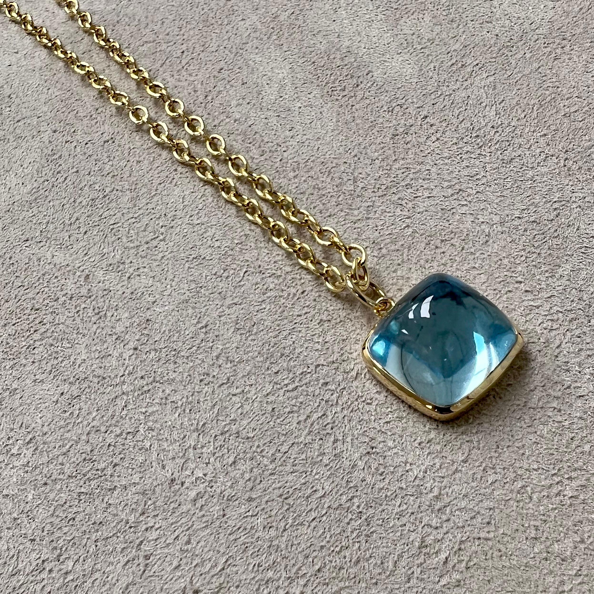 Contemporain Syna Pendentif pain de sucre en or jaune et topaze bleue en vente