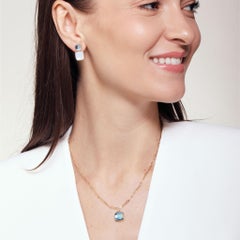 Colgante Pan de Azúcar de Topacio Azul de Oro Amarillo Syna con Diamantes