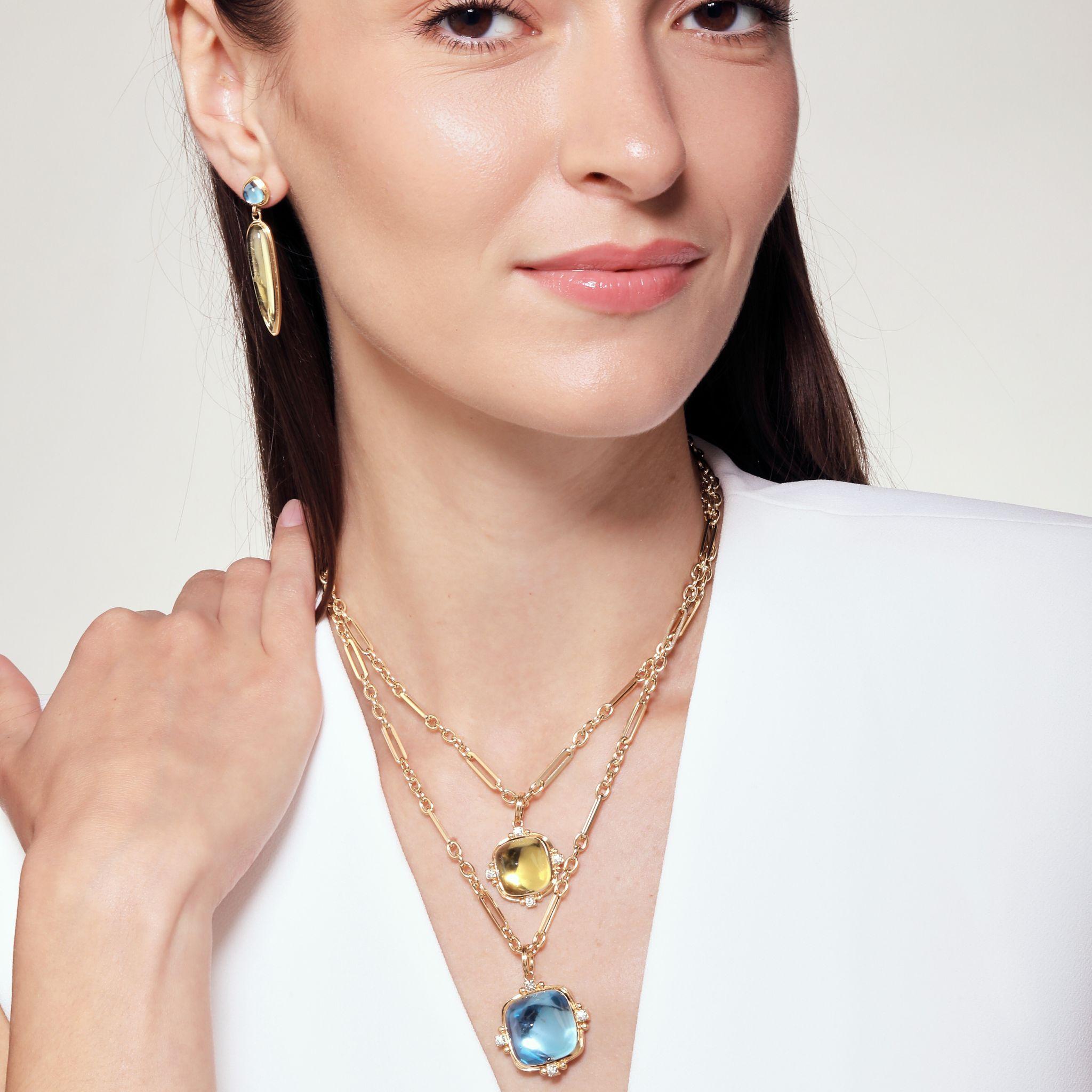 Taille cabochon « sugarloaf » Syna Pendentif pain de sucre en or jaune avec topaze bleue et diamants en vente