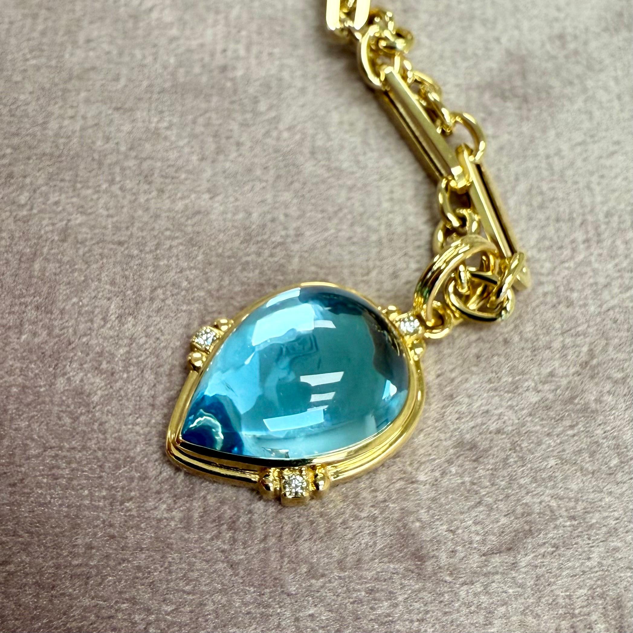 Créé en or jaune 18 carats
Topaze bleue 13 carats environ
Diamants 0.045 carats environ
Chaîne vendue séparément




 À propos des concepteurs ~ Dharmesh & Namrata

S'inspirant de petites choses, Jewell et Namrata Kothari ont créé une collection