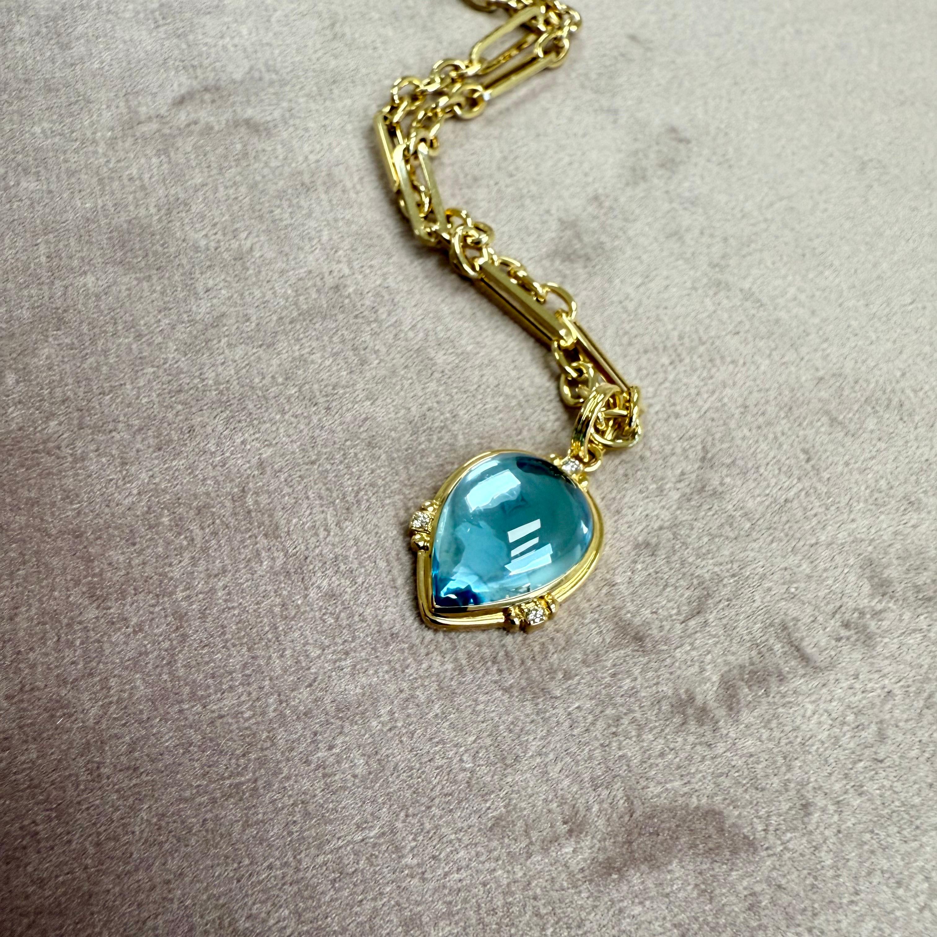 Contemporain Pendentif en or jaune Syna Topaze bleue en forme de larme avec diamants en vente