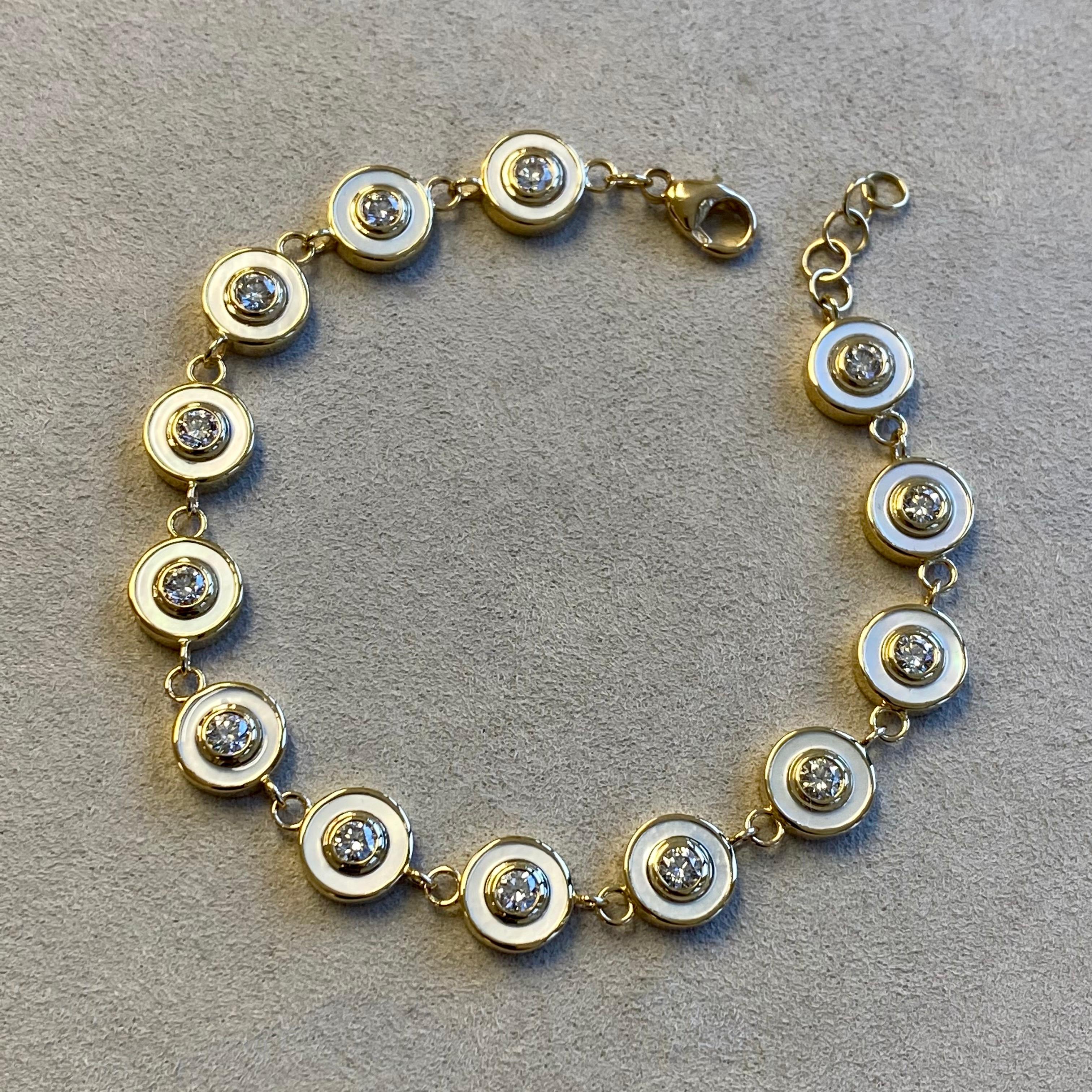 Syna Yellow Gold Bracelet with Mother of Pearl and Diamonds For Sale 2