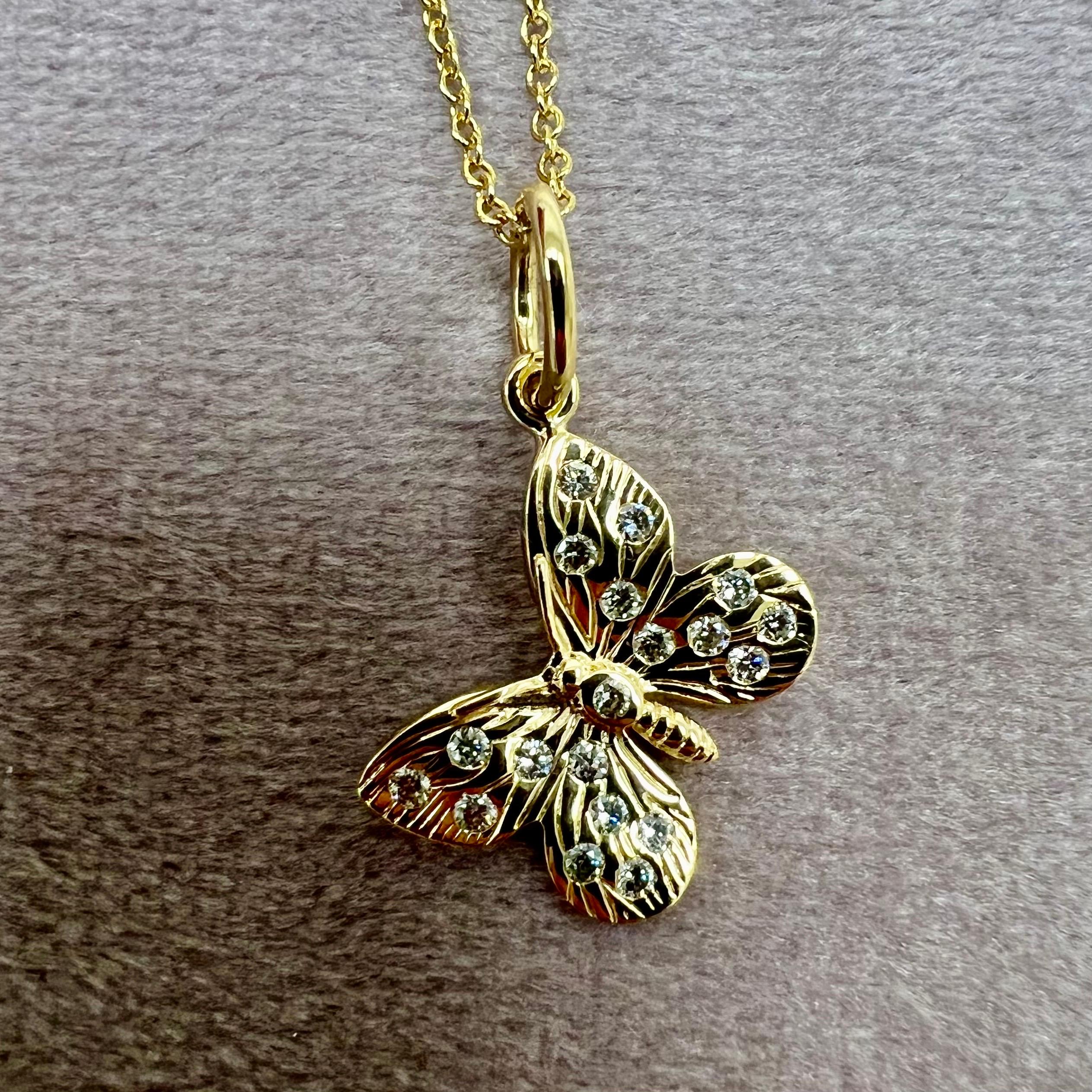 Taglio rotondo Ciondolo a forma di farfalla in oro giallo Syna con diamanti in vendita
