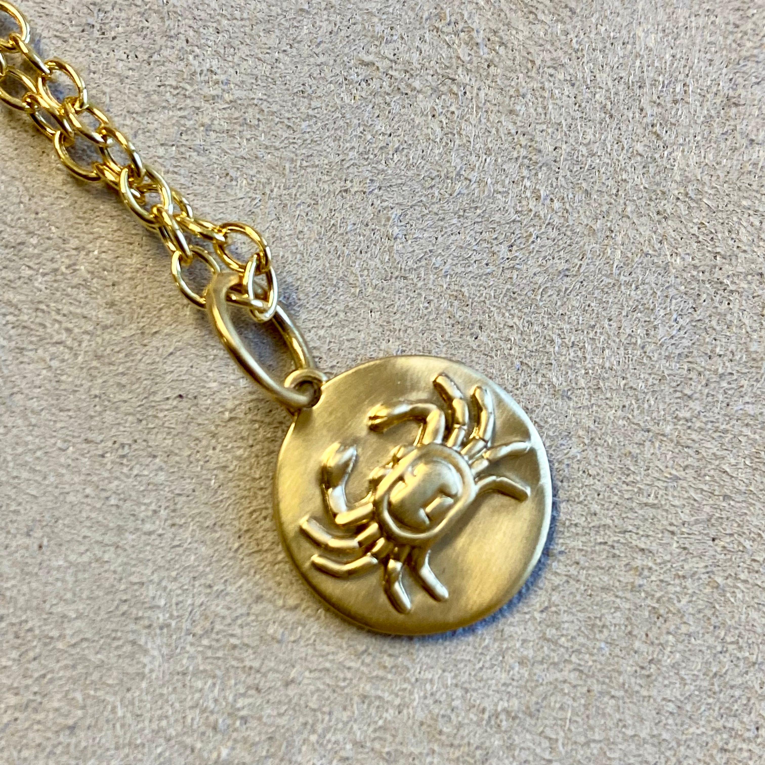 Contemporain Syna Pendentif du signe du zodiaque cancer en or jaune en vente