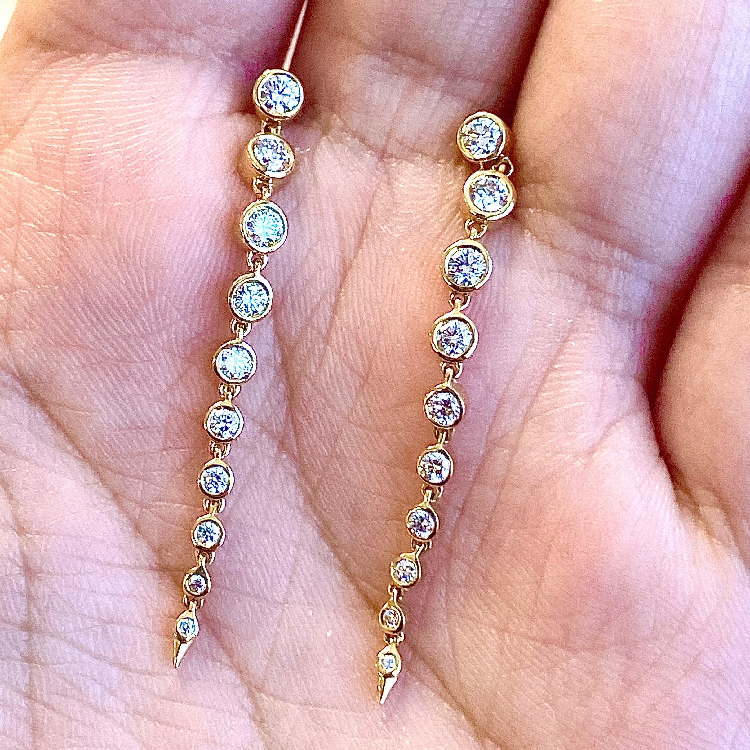 Créé en 18kyg 
Diamants 0,70 ct approxx

Ces boucles d'oreilles exquises en topaze bleue et quartz lunaire sont un délice céleste. Elles sont fabriquées avec soin et attention dans un luxueux or 18 carats. Dotées de 0,70 ct de diamants étincelants,