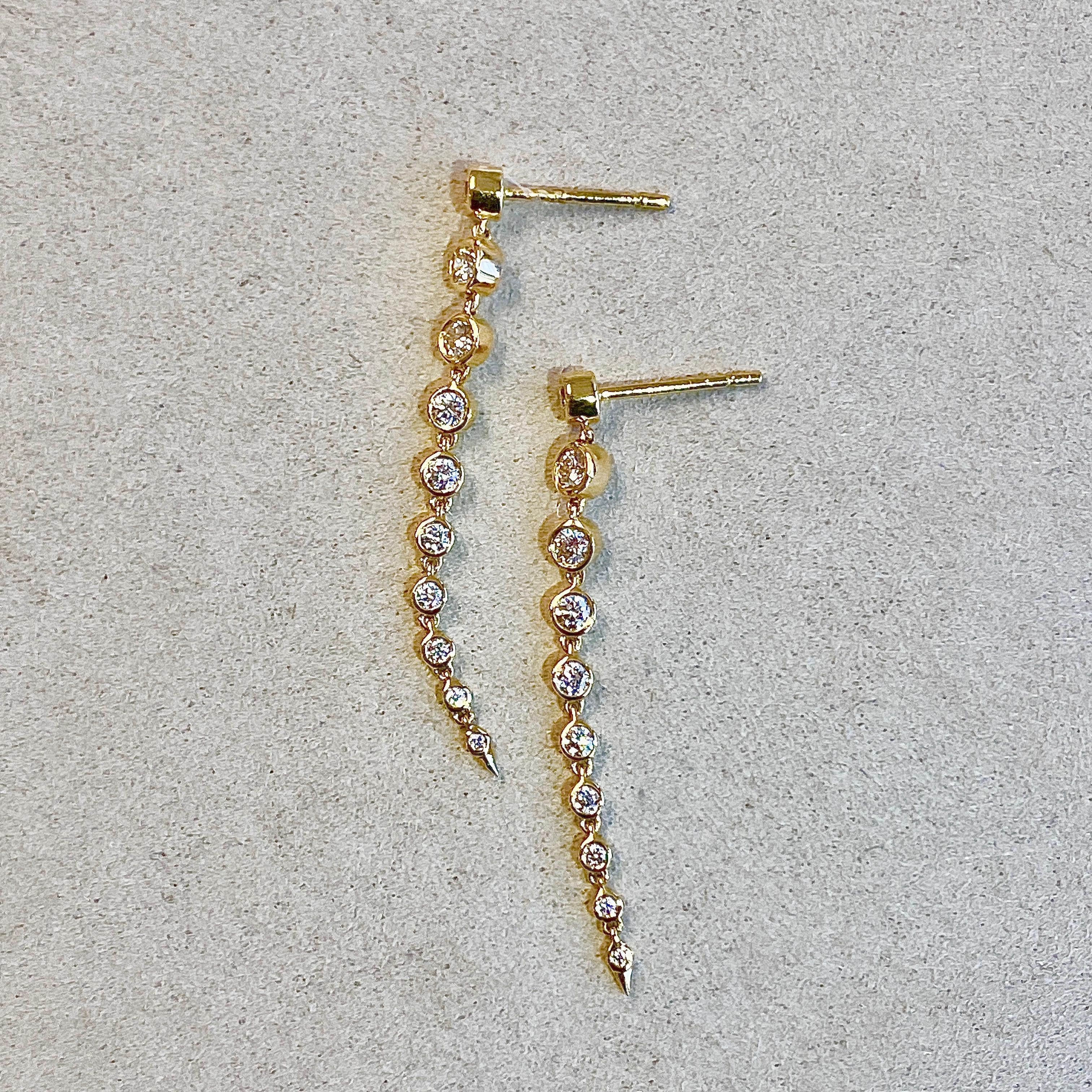 Contemporain Syna Boucles d'oreilles pendantes en or jaune avec diamants en vente
