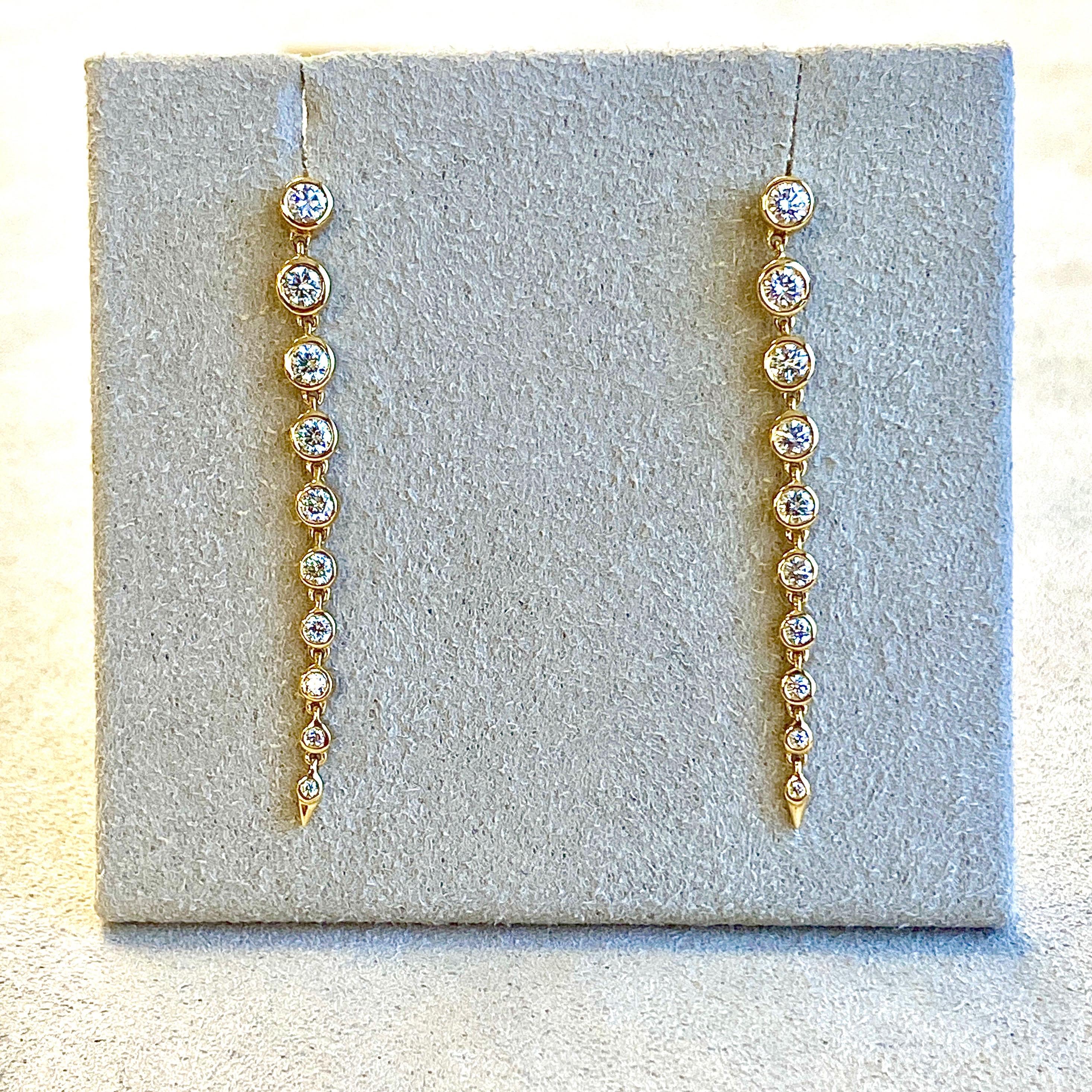 Taille ronde Syna Boucles d'oreilles pendantes en or jaune avec diamants en vente