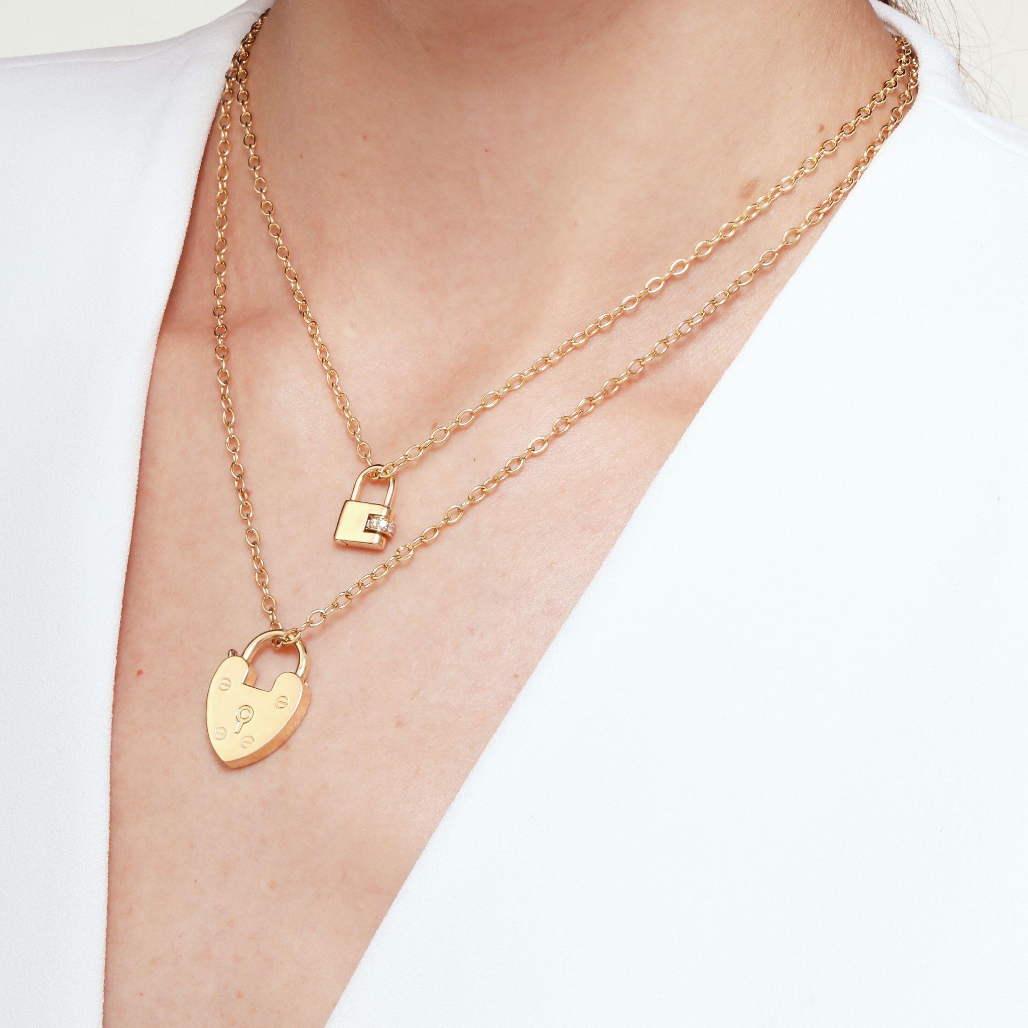 Contemporain Pendentif à breloque Syna en or jaune avec diamants champagne en vente