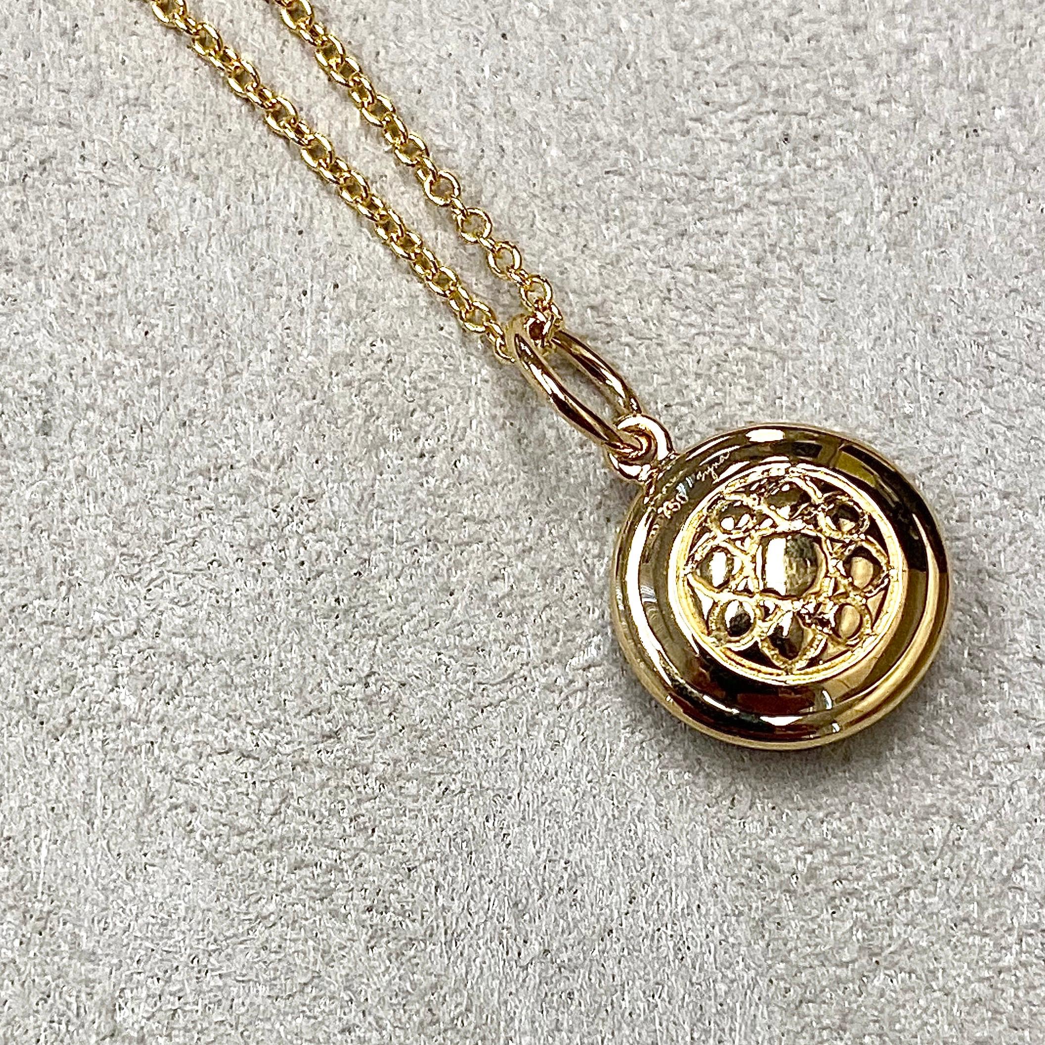 Contemporaneo Ciondolo Charm Syna in oro giallo con zaffiri rosa in vendita