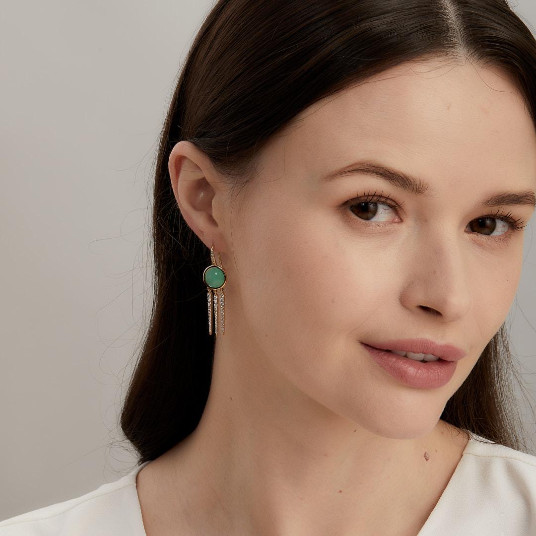 Created in 18 karat yellow gold
Chrysoprase 6 carats approx.
Diamonds 0.80 carat approx.
French wire for pierced ears
Limited edition

A luxurious addition to any jewelry collection, this limited-edition Chakra Long Necklace is exquisitely crafted