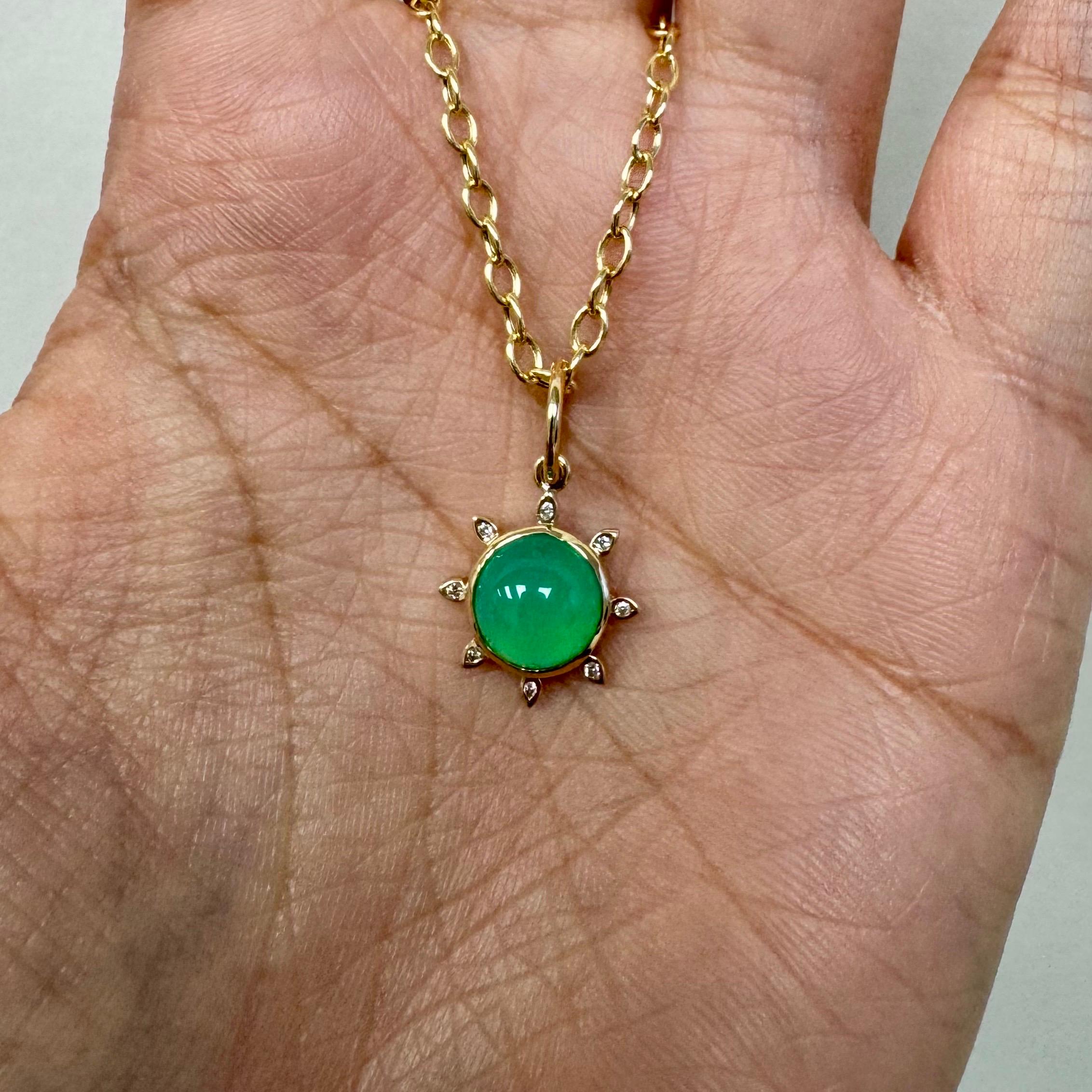 Taglio rotondo Syna Yellow Gold Chrysoprase Pendant with Diamonds in vendita
