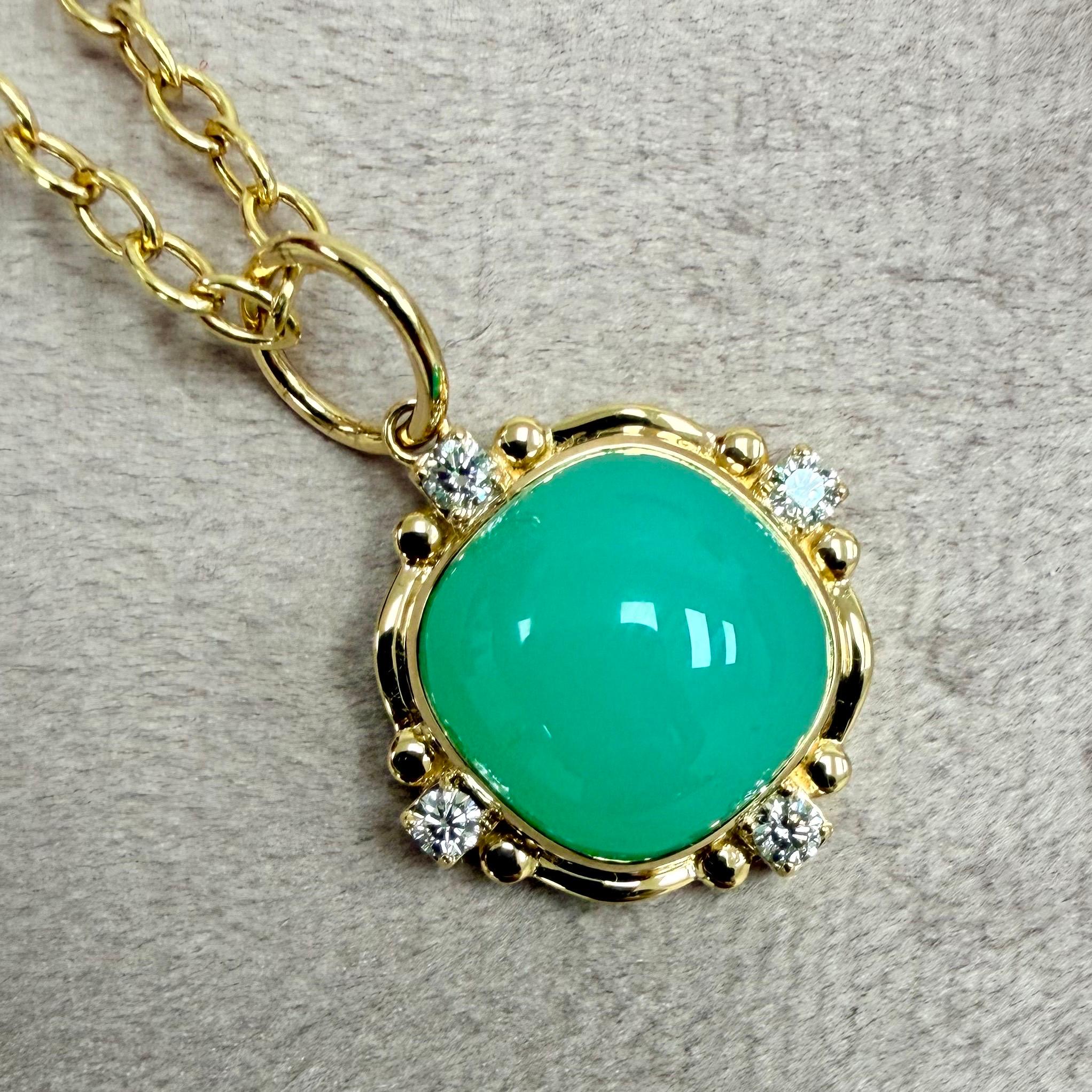 Taille cabochon « sugarloaf » Syna Pendentif pain de sucre en or jaune chrysoprase avec diamants en vente