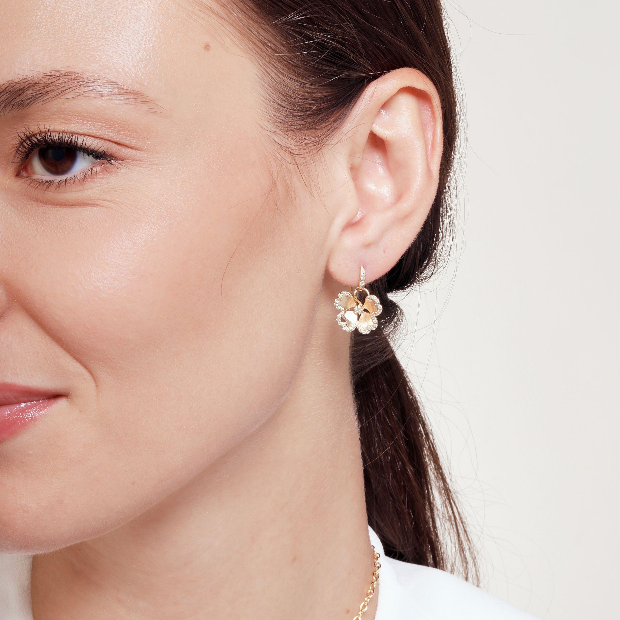 Syna Kleeblatt-Ohrringe aus Gelbgold mit Diamanten (Rundschliff) im Angebot