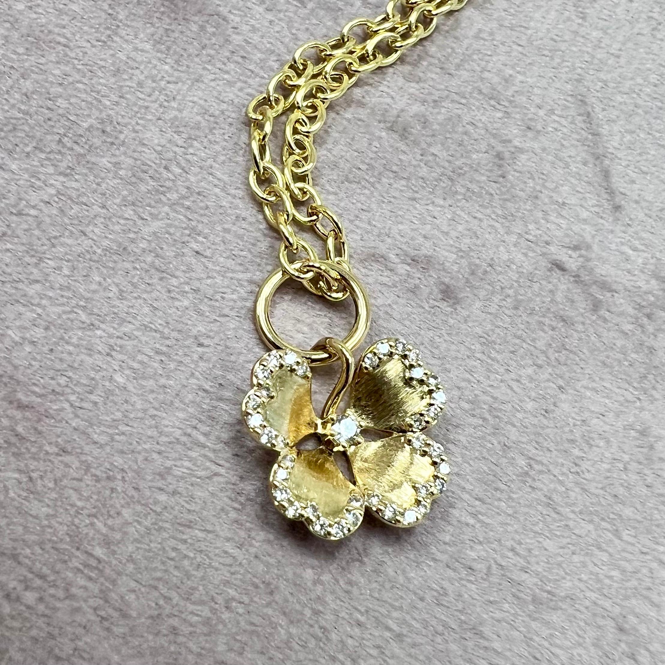 Créé en or jaune 18 carats
Diamants 0,20 carat environ
Chaîne vendue séparément


 À propos des concepteurs ~ Dharmesh & Namrata

S'inspirant de petites choses, Dharmesh & Namrata Kothari ont créé une collection extraordinaire et rafraîchissante de
