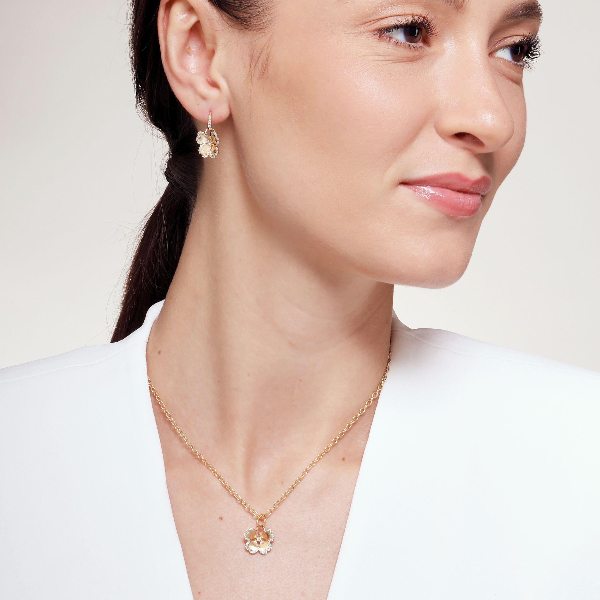 Créé en or jaune 18 carats
Diamants 0,20 carat environ
Chaîne vendue séparément


 À propos des concepteurs ~ Dharmesh & Namrata

S'inspirant de petites choses, Dharmesh & Namrata Kothari ont créé une collection extraordinaire et rafraîchissante de