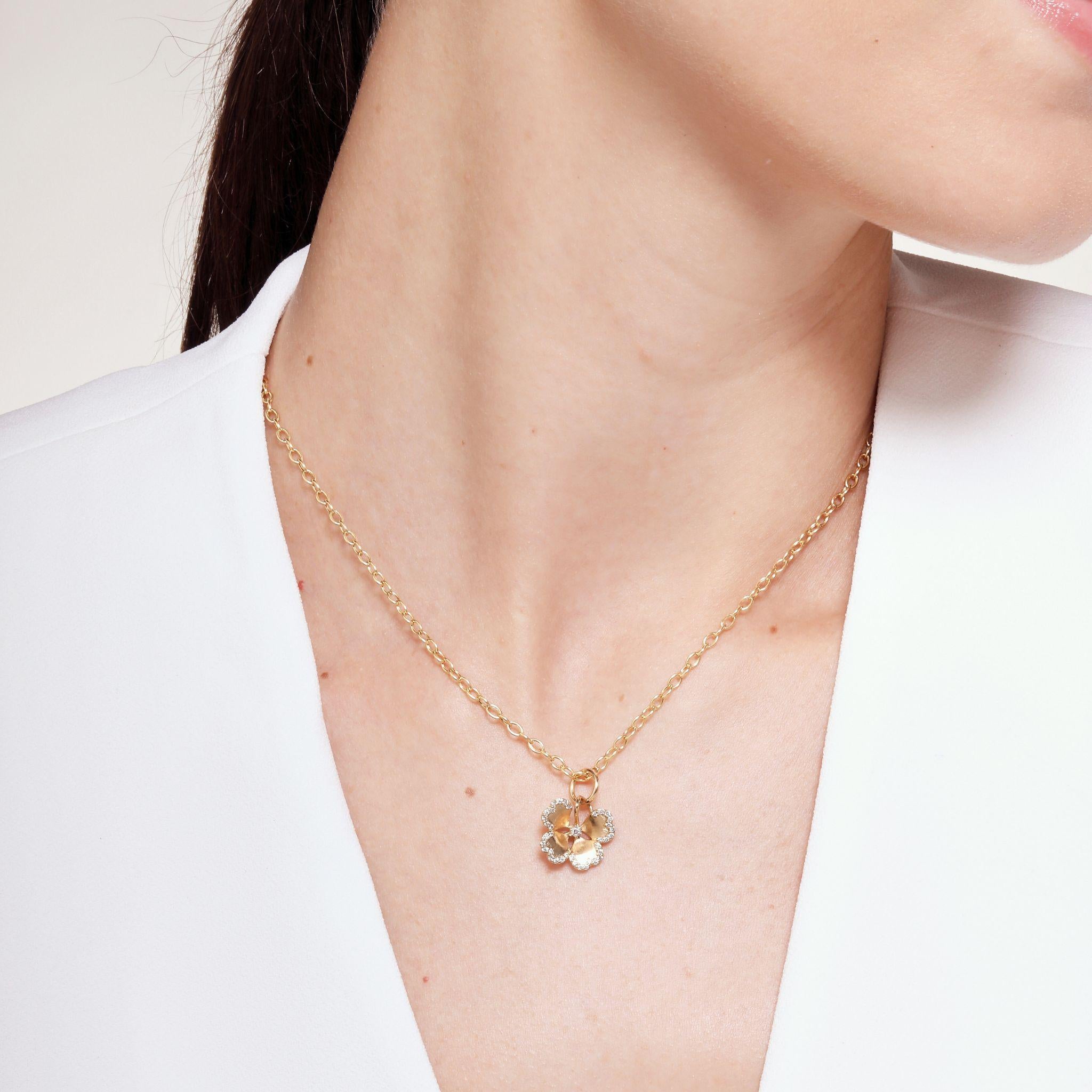 Contemporain Pendentif trèfle Syna en or jaune avec diamants en vente