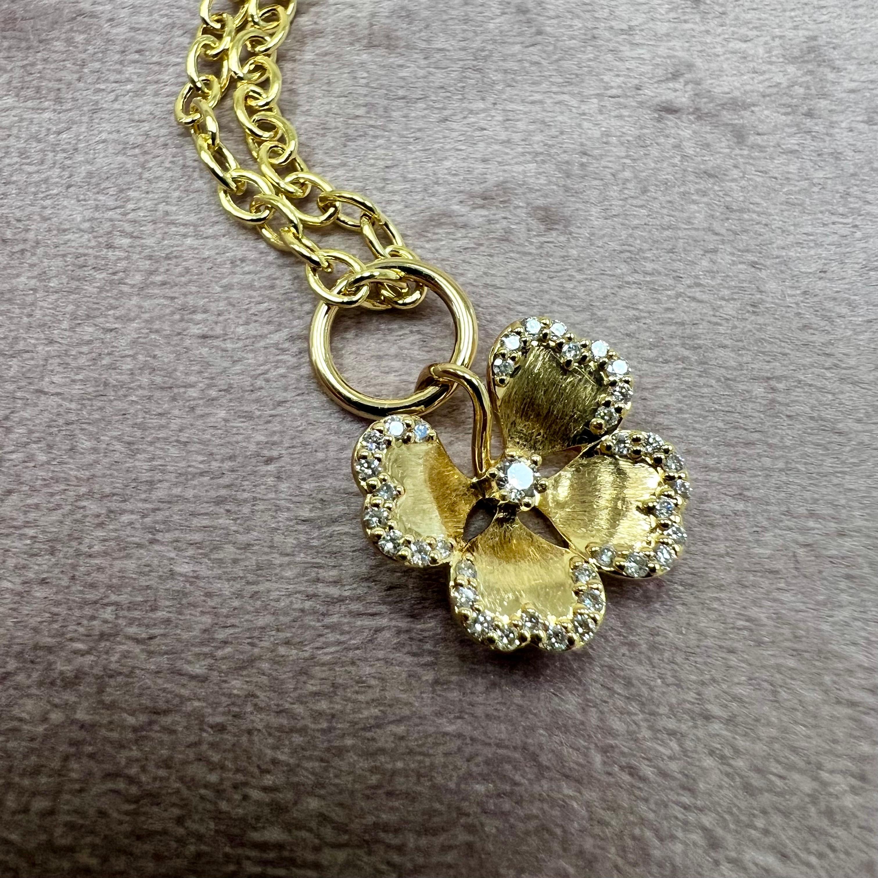 Taille ronde Pendentif trèfle Syna en or jaune avec diamants en vente