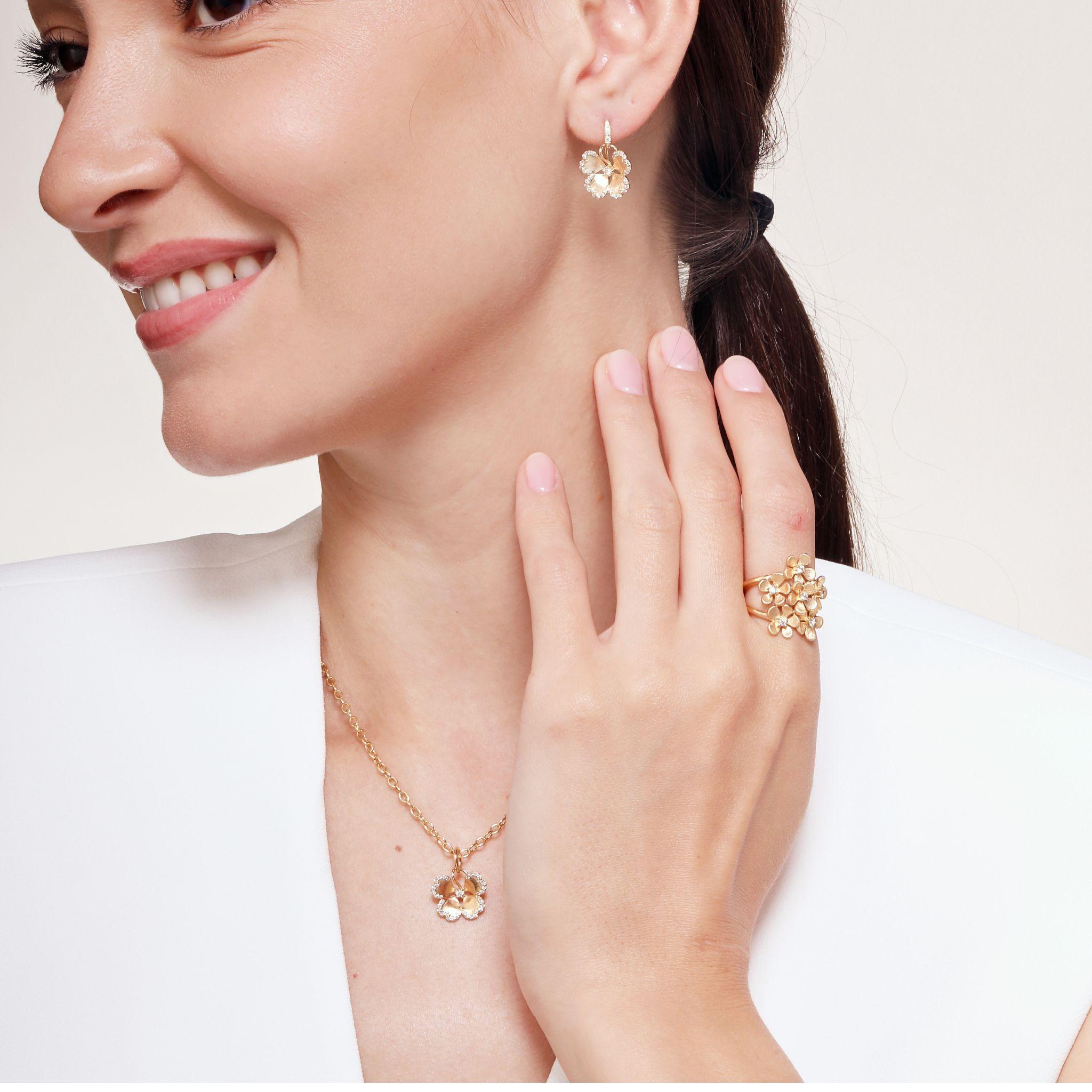 Taille ronde Pendentif trèfle Syna en or jaune avec diamants en vente