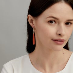 Orecchini lunghi in oro giallo Syna con corallo e diamanti