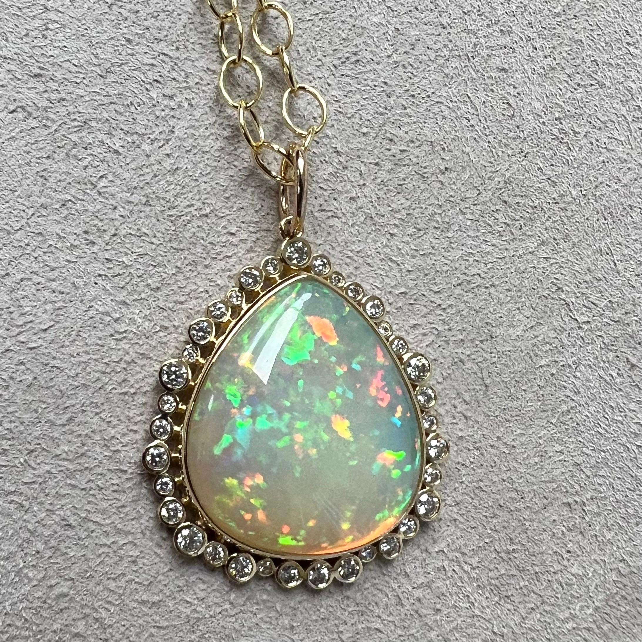 Created in 18 karat yellow gold
Ethiopian opal 9 carats approx.
Diamonds 0.55 carat approx.
Chain sold separately

This 18kt yellow gold pendant comes with an ~eye-catching~ Ethiopian opal (9 carats aprox) plus a sparkly 0.55 carat of diamond