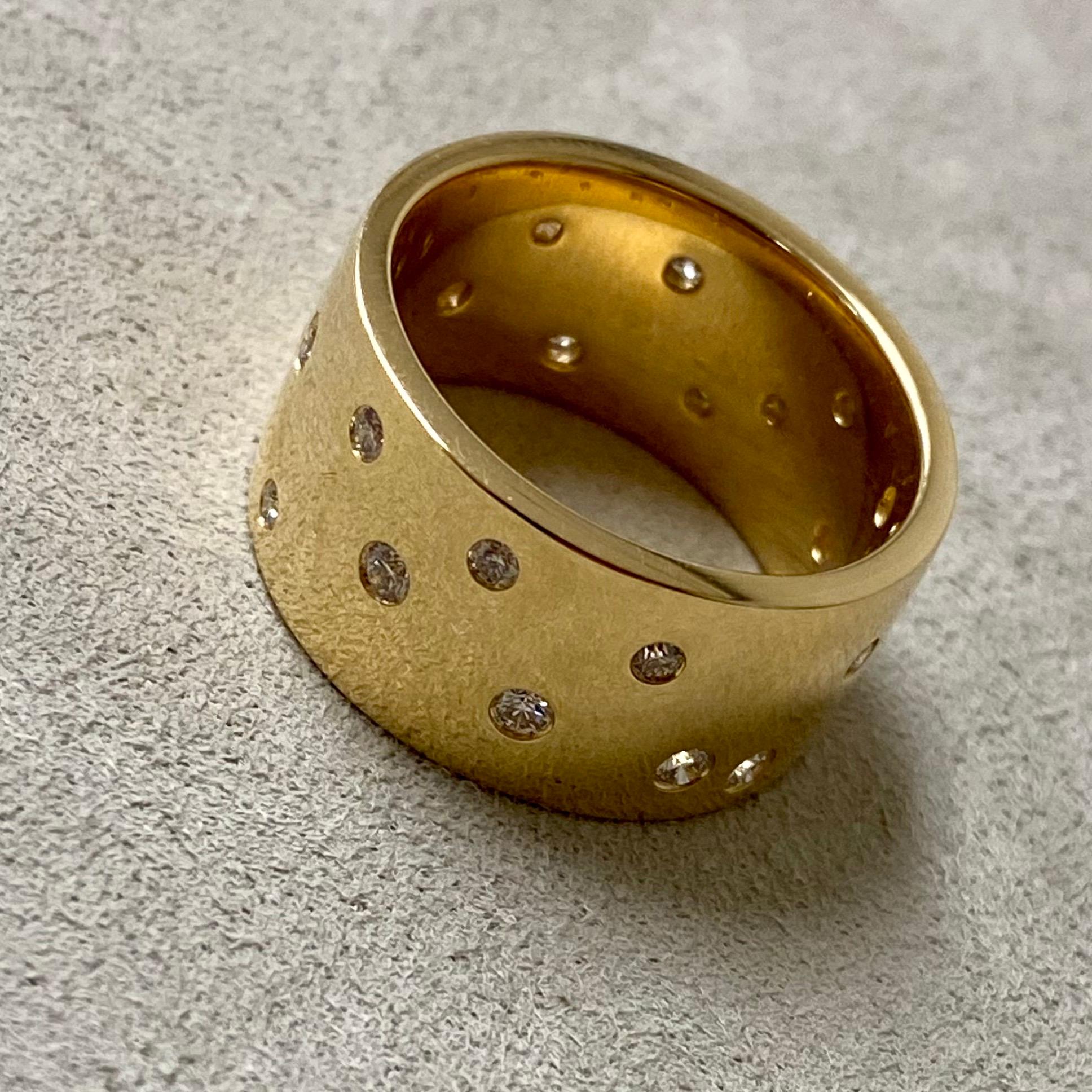 Hergestellt aus 18 Karat Gelbgold
Diamanten ca. 1.3 Karat.
Ringgröße US 6.5, kann nach Wunsch angepasst werden
Limitierte Auflage

Dieser exklusive Ring in limitierter Auflage wurde in Handarbeit aus 18 Karat Gelbgold gefertigt und mit funkelnden