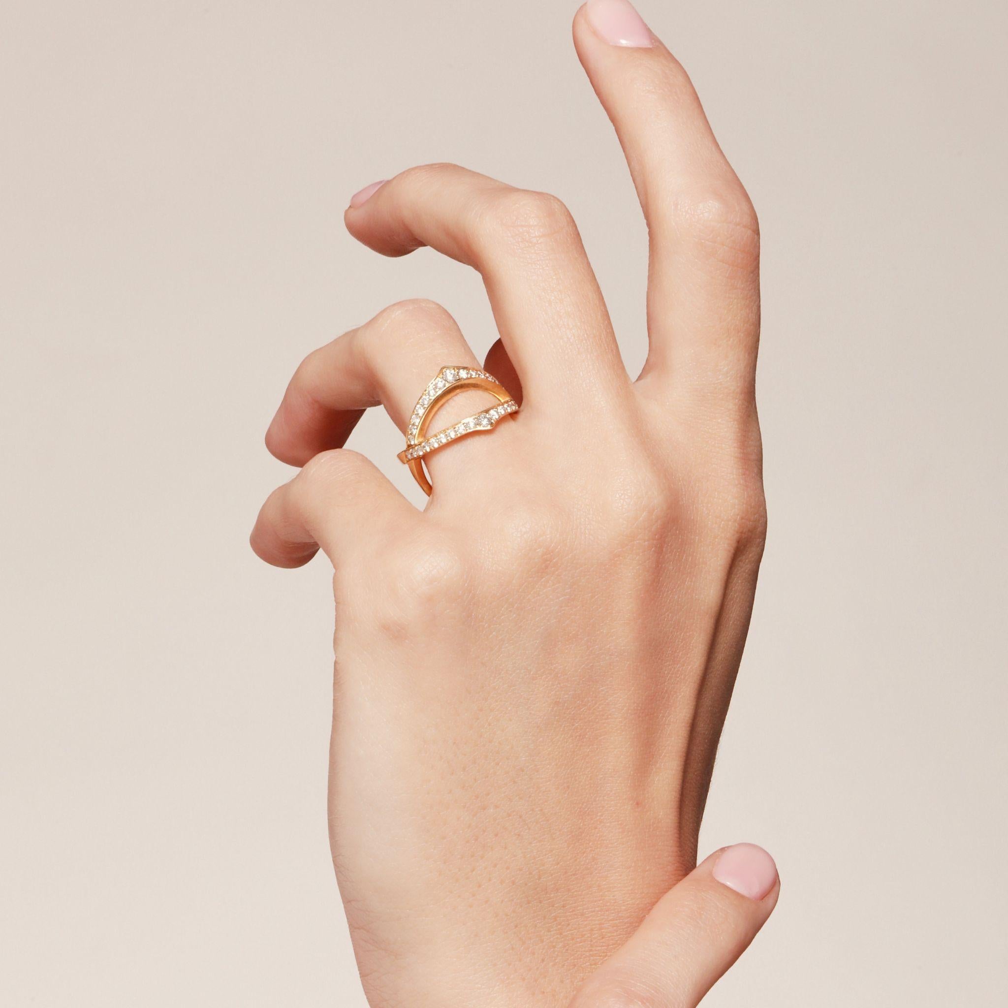 Hergestellt aus 18 Karat Gelbgold
Diamanten ca. 0,60 Karat.
Ringgröße US 7, kann nach Bedarf angepasst werden



Über die Designer ~ Dharmesh & Namrata

Dharmesh & Namrata Kothari haben sich von kleinen Dingen inspirieren lassen und eine