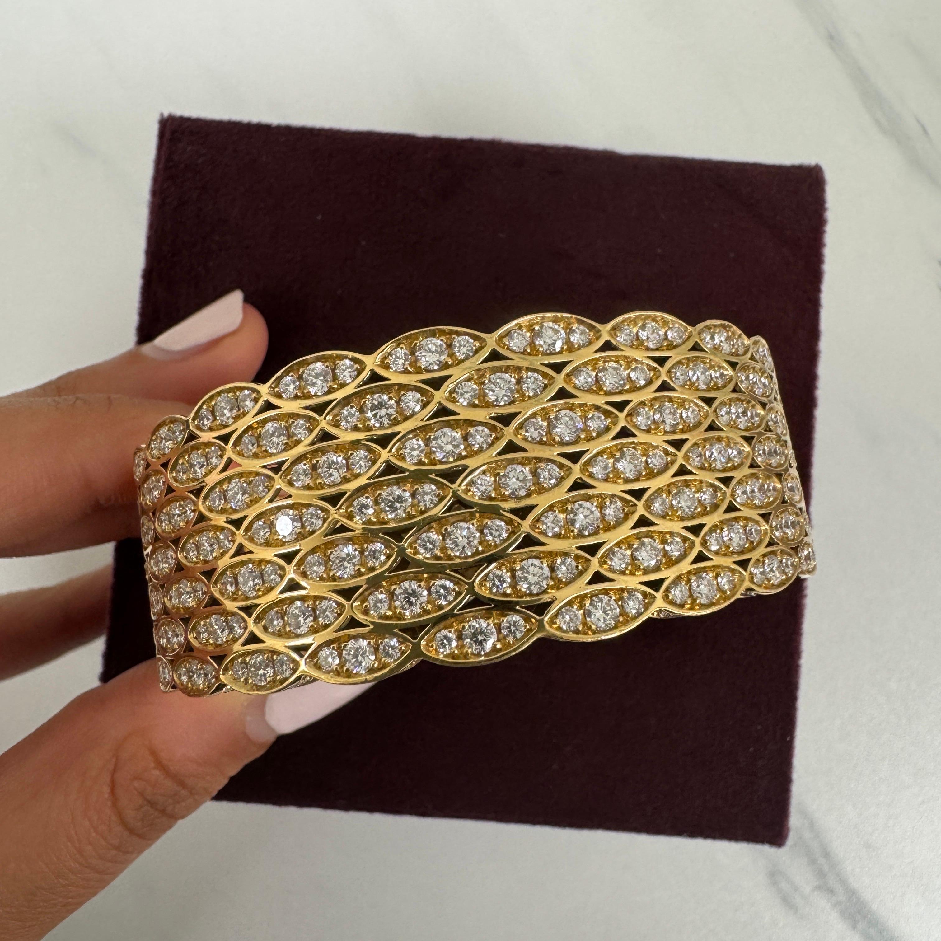 Contemporain Syna Bracelet manchette en or jaune avec diamants en vente