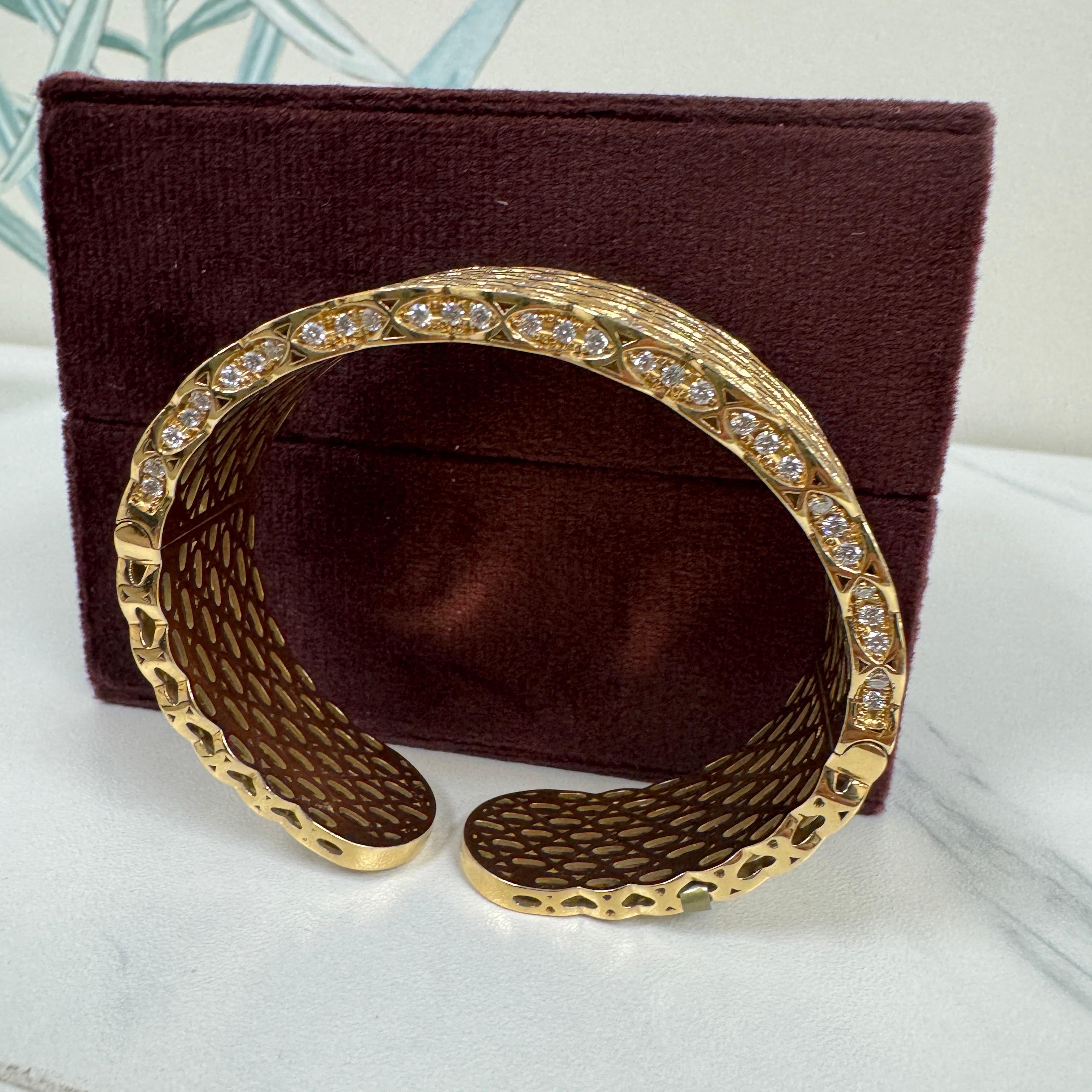 Taille ronde Syna Bracelet manchette en or jaune avec diamants en vente