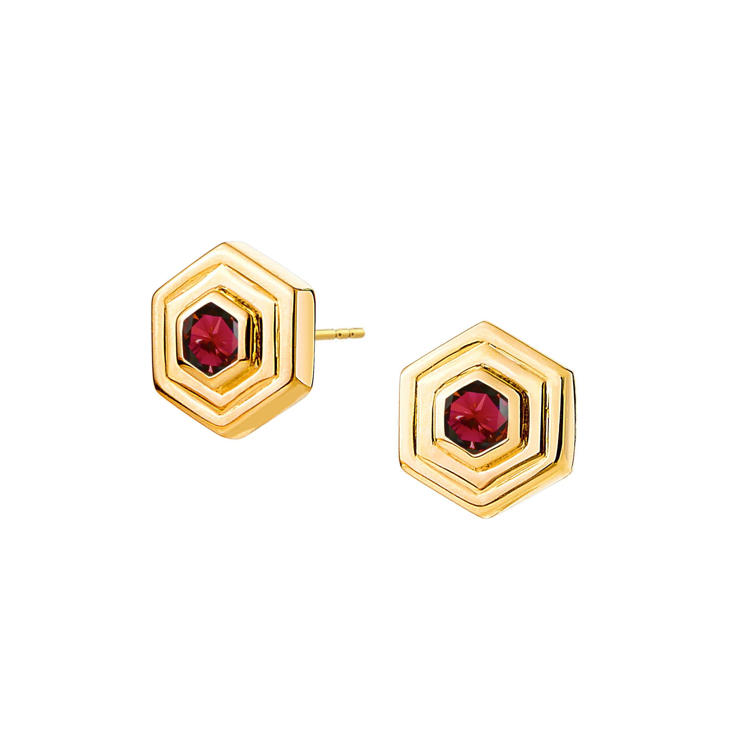 Syna Hex-Ohrringe aus Gelbgold mit doppelter Lünette und Rubinen im Angebot