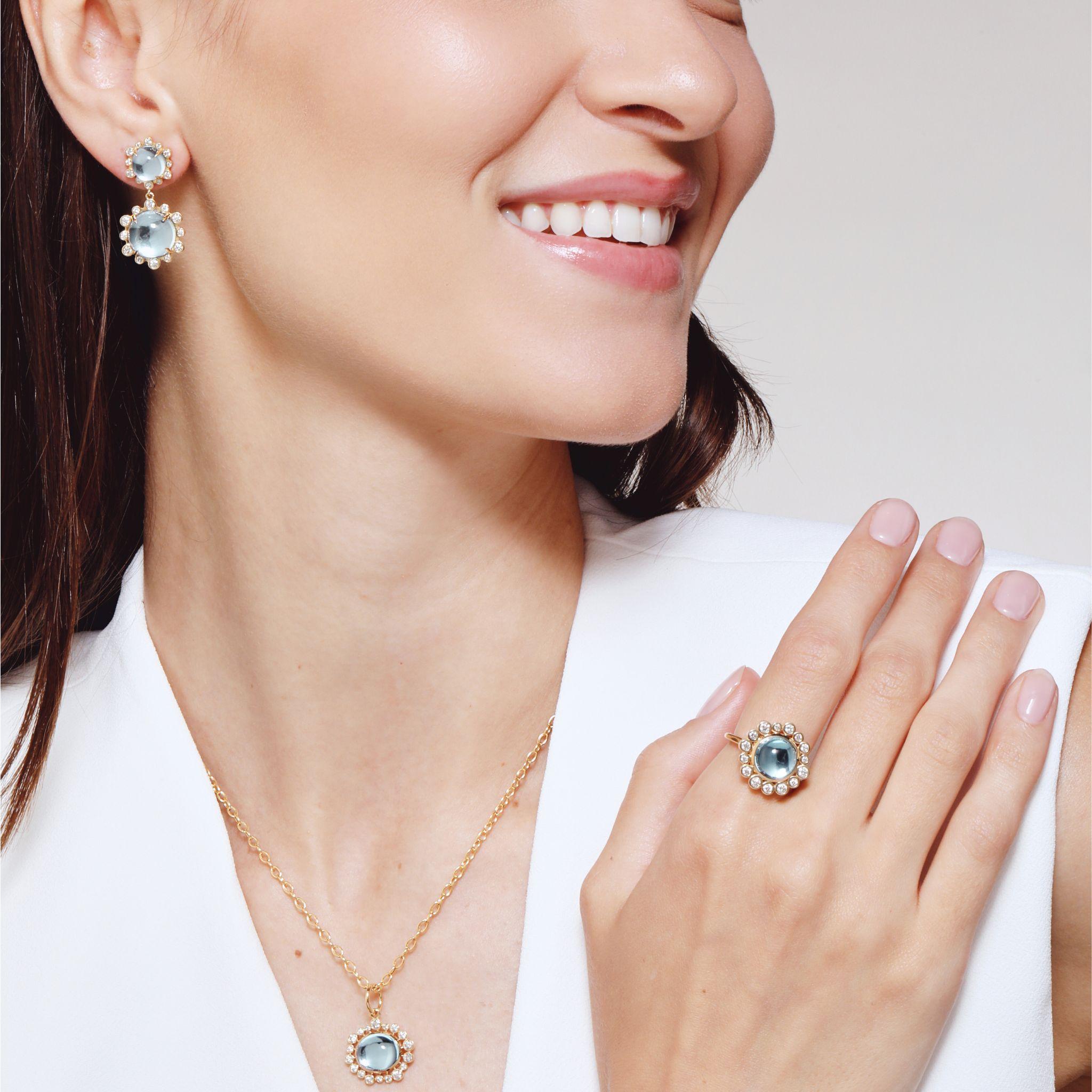 Creado en oro amarillo de 18 quilates
Topacio azul 21 quilates aprox.
Diamantes de 0.80 quilates aprox.
Postes para orejas perforadas
Edición limitada



Acerca de los diseñadores

Inspirándose en las pequeñas cosas, Dharmesh & Namrata Kothari han