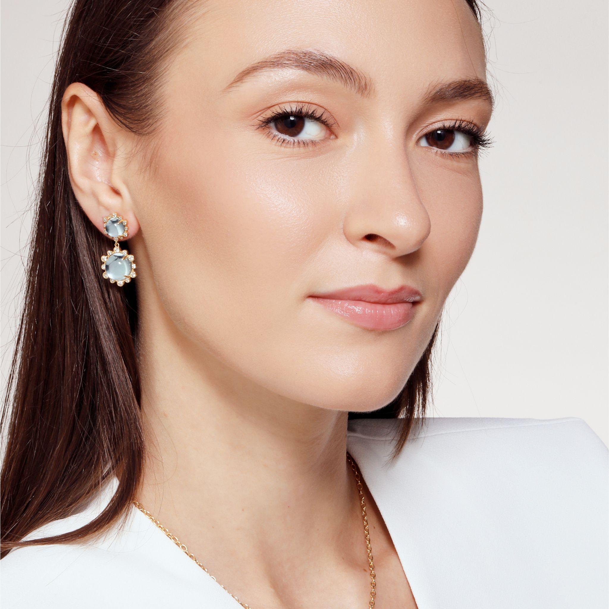Pendientes de Doble Gota de Oro Amarillo Syna con Topacio Azul y Diamantes Contemporáneo en venta