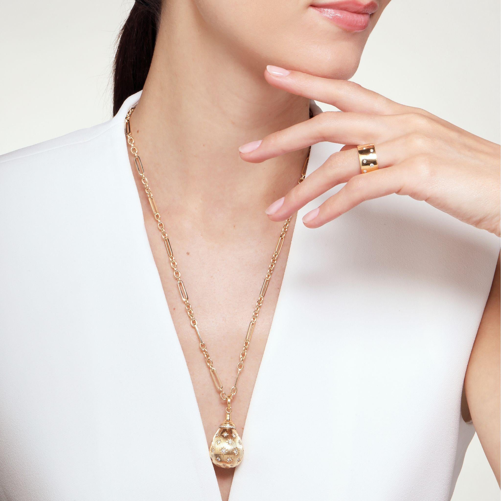 Taille ronde Pendentif en or jaune Syna avec diamants en vente