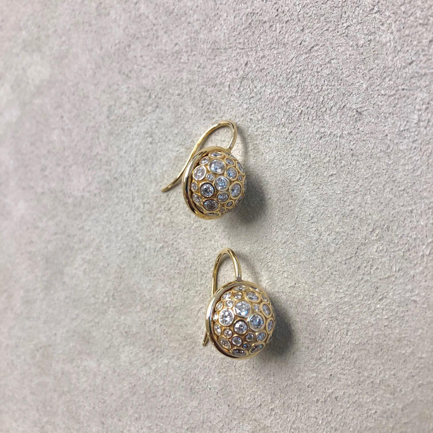 Created in 18 karat yellow gold
Diamonds 1.70 ct approx
Each champagne diamond is set in a bezel
Champagne diamonds shimmer with earring movement
Limited edition

Add a touch of class and sophistication to any ensemble with these limited edition