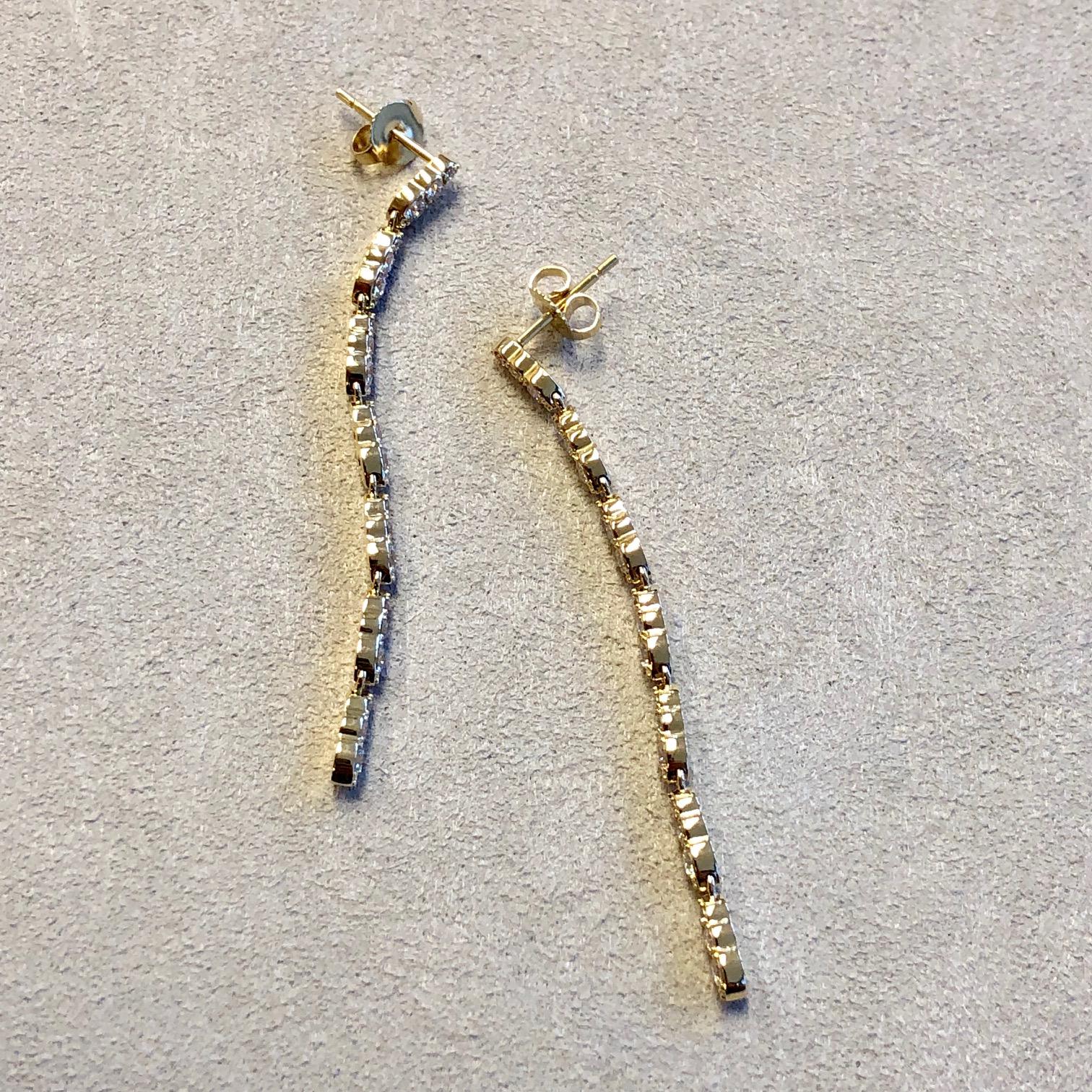 Taille ronde Boucles d'oreilles Syna en or jaune avec diamants en vente